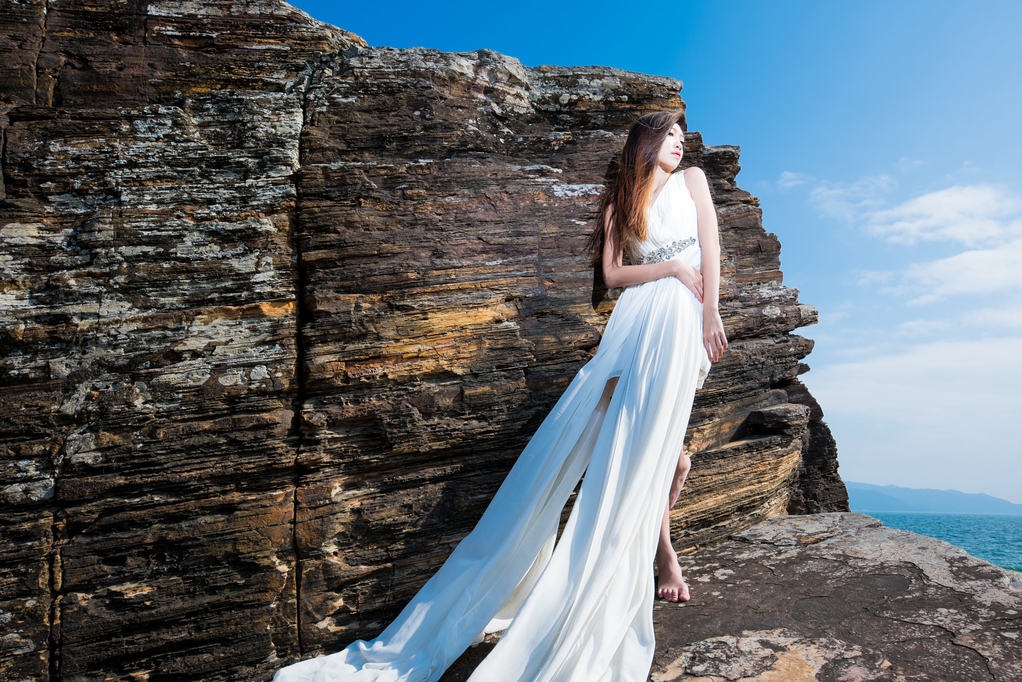 Nikon AF-S Nikkor 18-35mm F3.5-4.5G ED sample photo. Ocean with girl photography