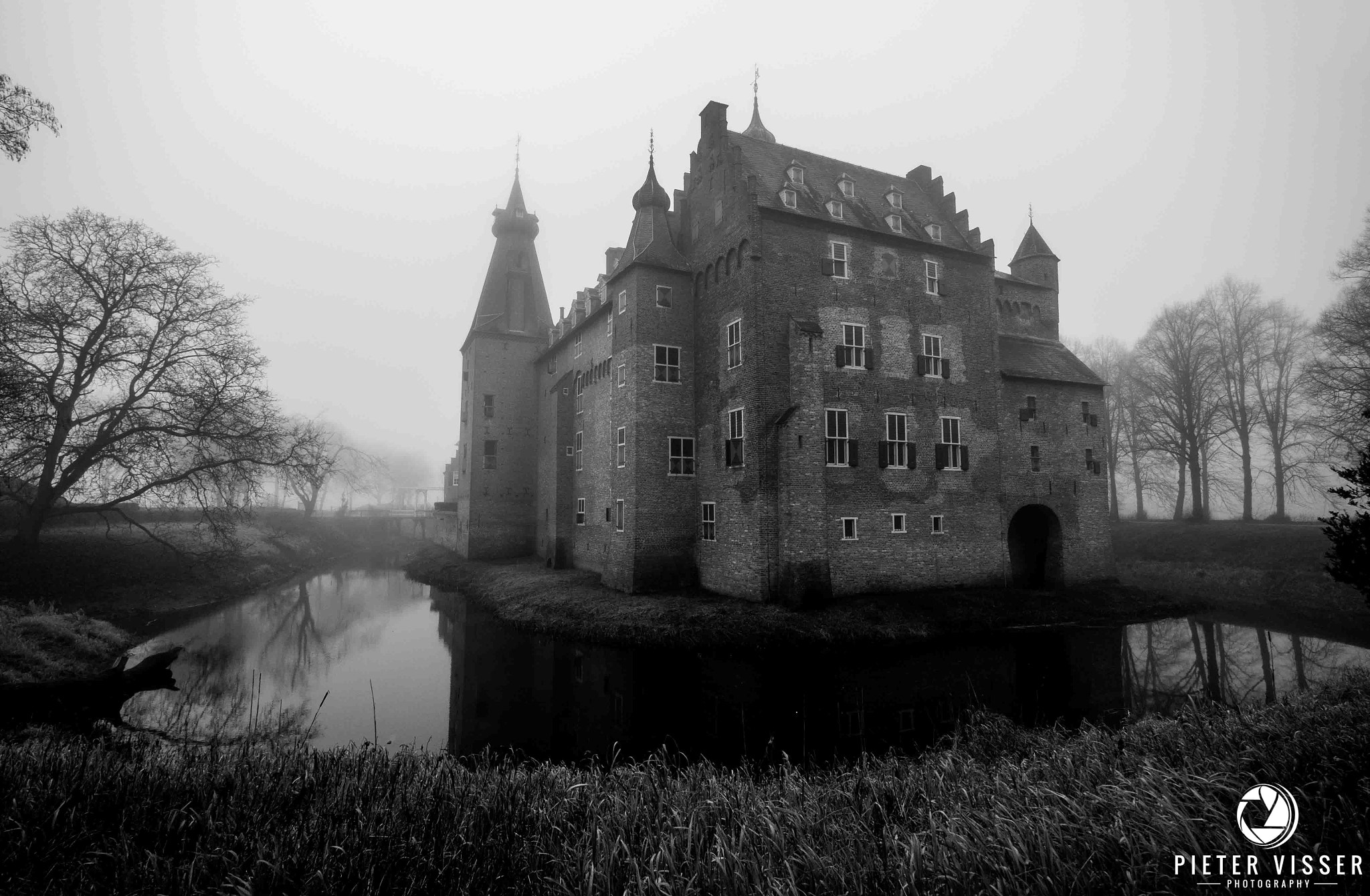 Fujifilm XF 10-24mm F4 R OIS sample photo. Dutch castle in fog photography