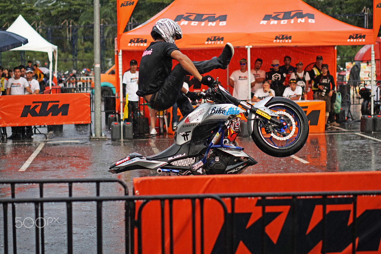 Sony Alpha a5000 (ILCE 5000) + E 50mm F1.8 OSS sample photo. Stunting in the rain photography
