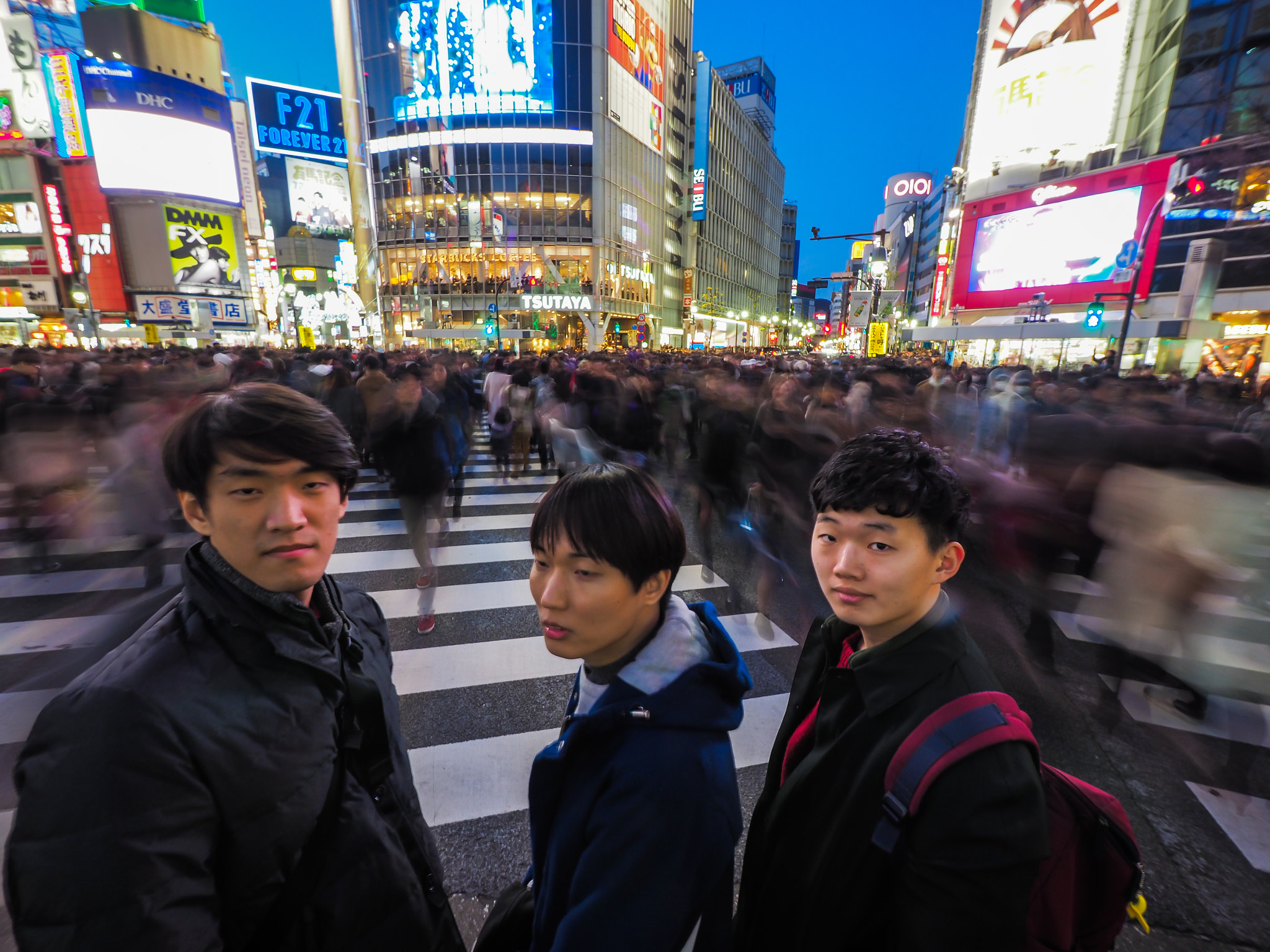 Olympus OM-D E-M1 Mark II + Panasonic Lumix G Vario 7-14mm F4 ASPH sample photo. On the shibuya crossing photography