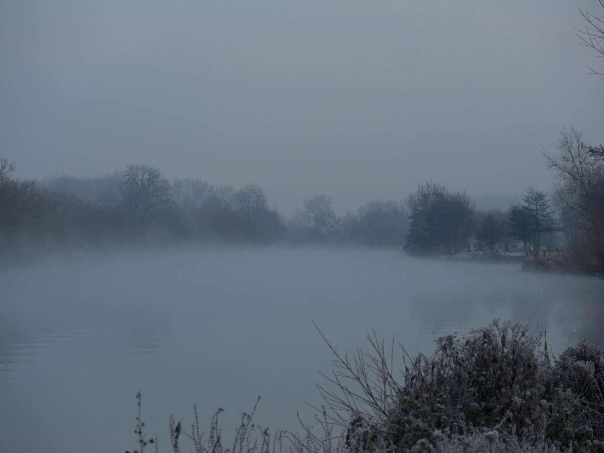 Panasonic Lumix DMC-GH4 sample photo. Walking on the thames photography