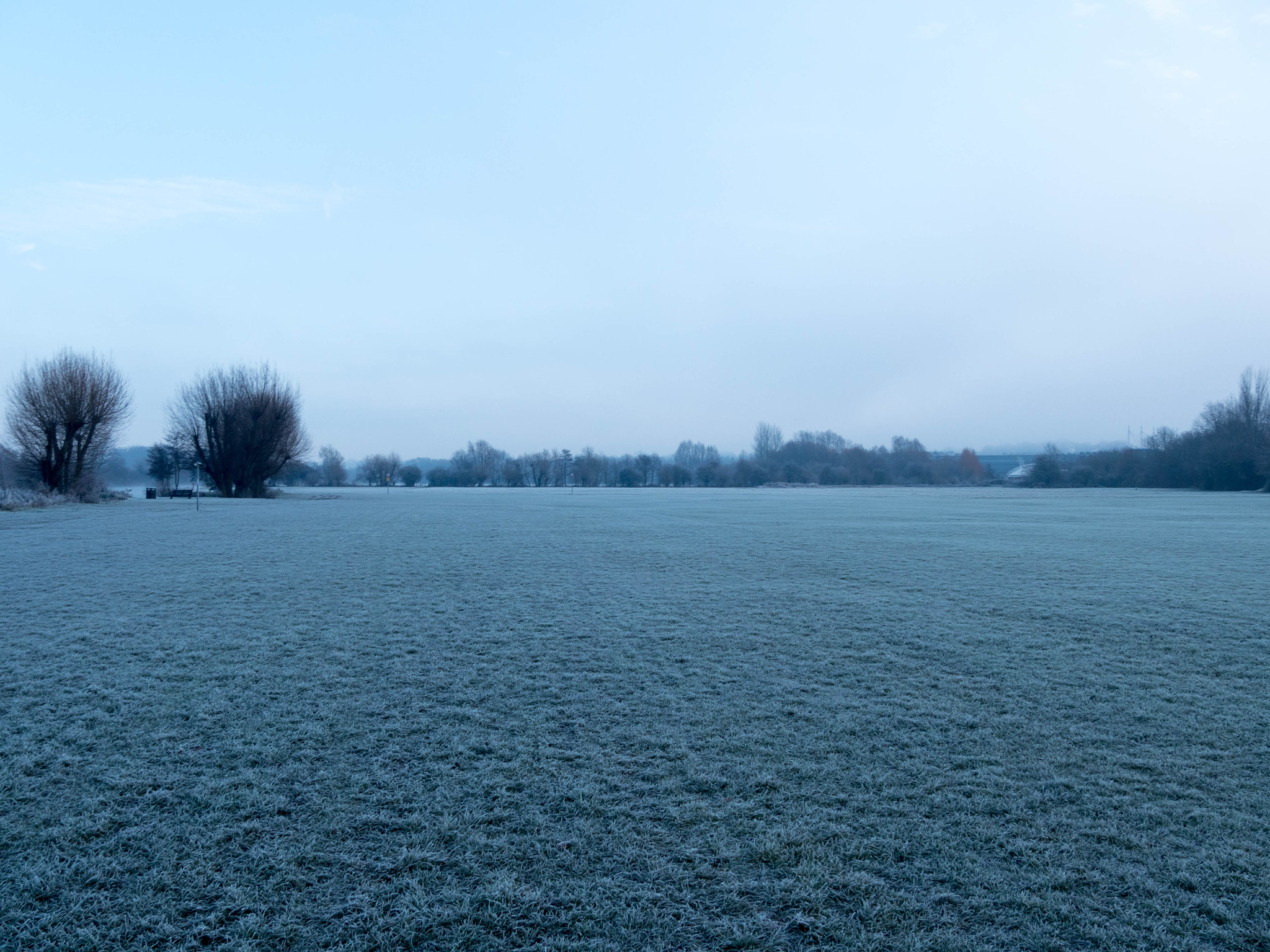 Panasonic Lumix DMC-GH4 sample photo. Walking on the thames photography