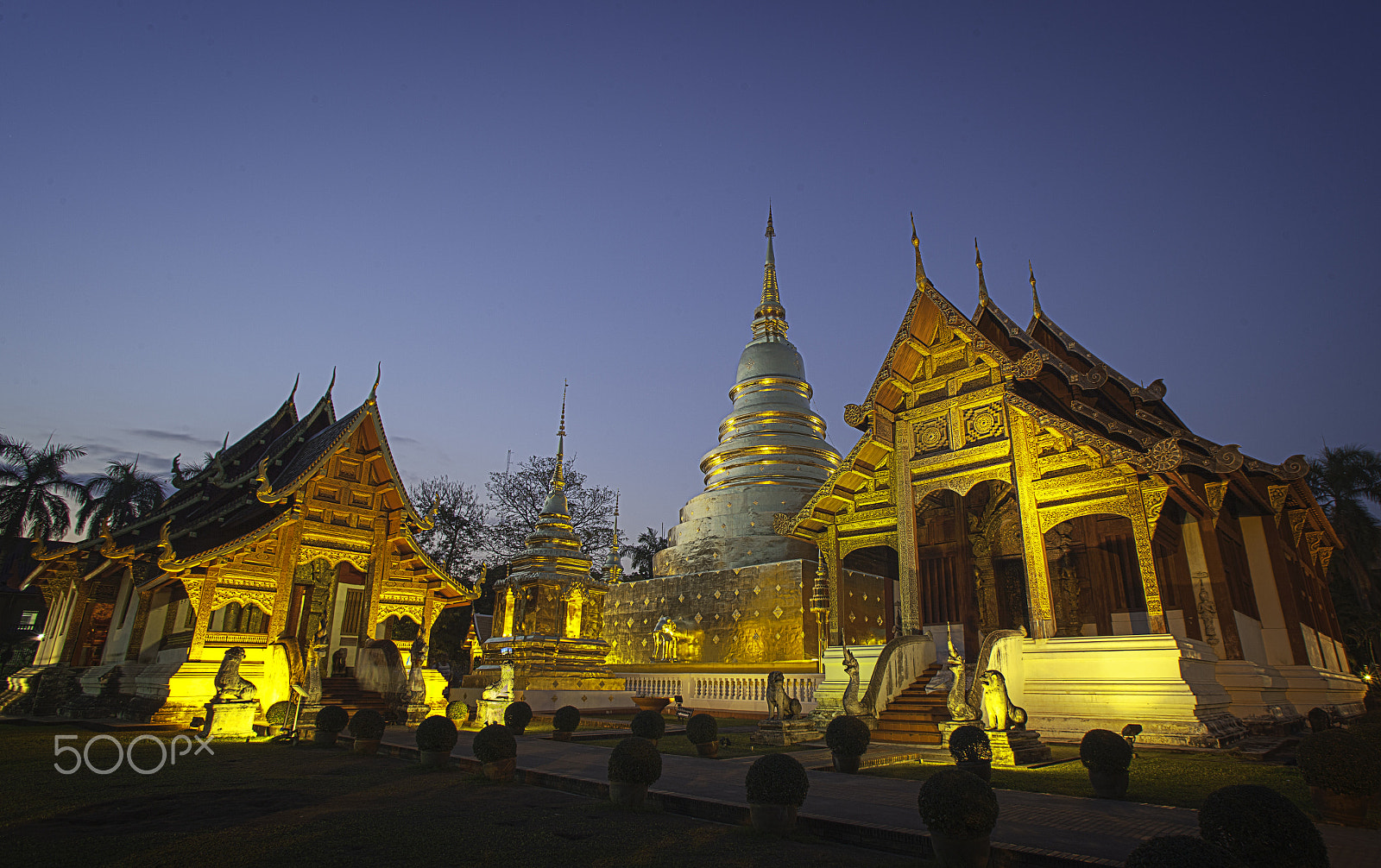 Canon EF 17-35mm f/2.8L sample photo. Wat phra singh photography