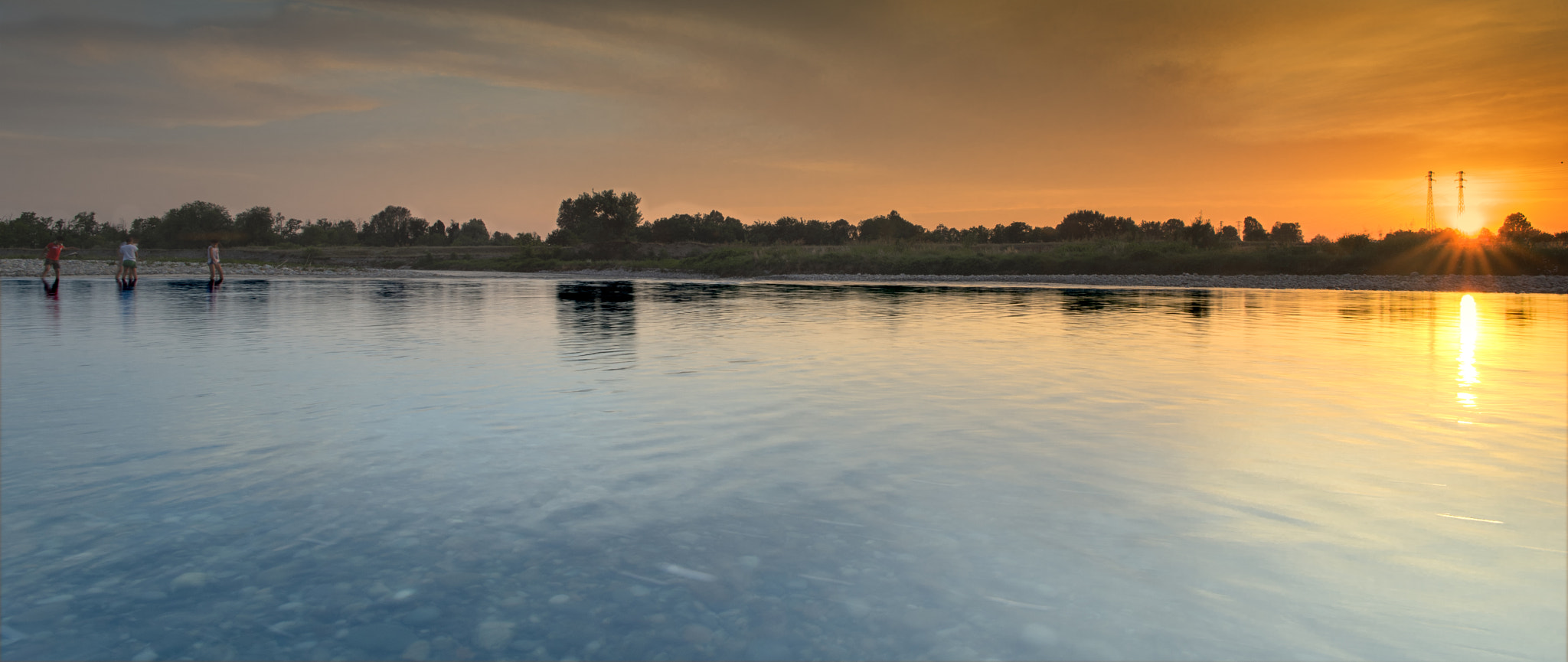 ZEISS Distagon T* 18mm F3.5 sample photo. Giochi nel fiume al tramonto d'estate photography