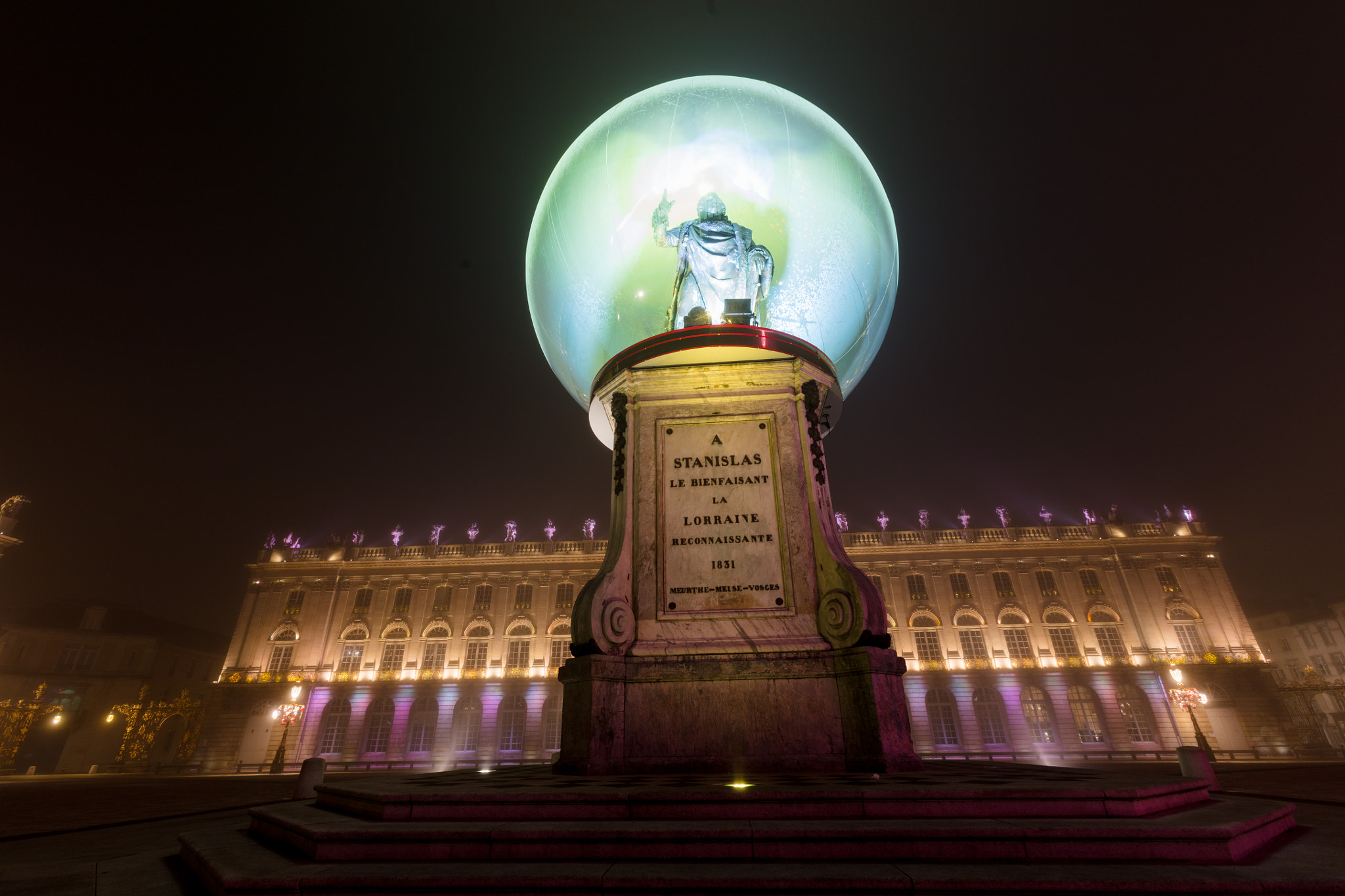 Canon EF 16-35mm F2.8L USM sample photo. Statut du roi stanislas sur la place stanislas à nancy, france. sous une bulle pour les fêtes de... photography