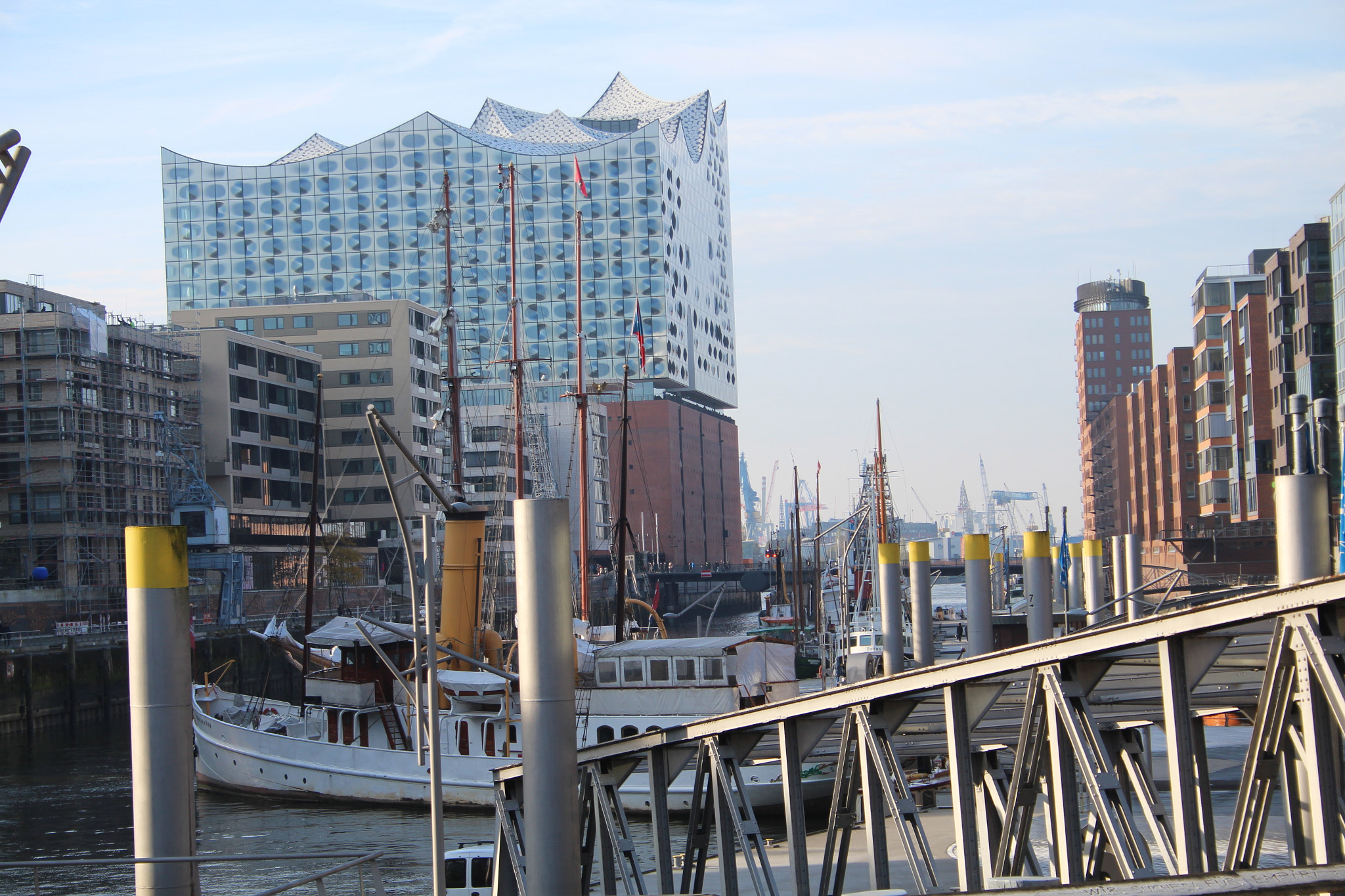 Canon EF-S 18-55mm F3.5-5.6 II sample photo. Elbphilharmonie in hamburg photography