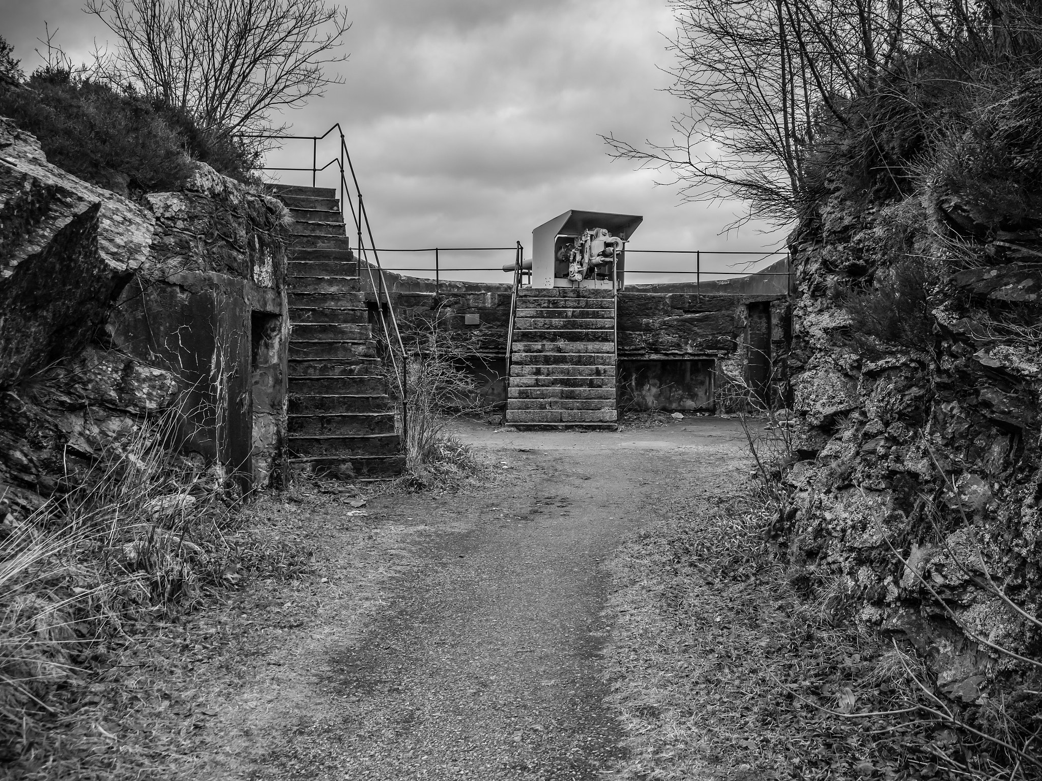 Samsung NX30 + Samsung NX 18-55mm F3.5-5.6 OIS sample photo. "entrance to the artillery" photography