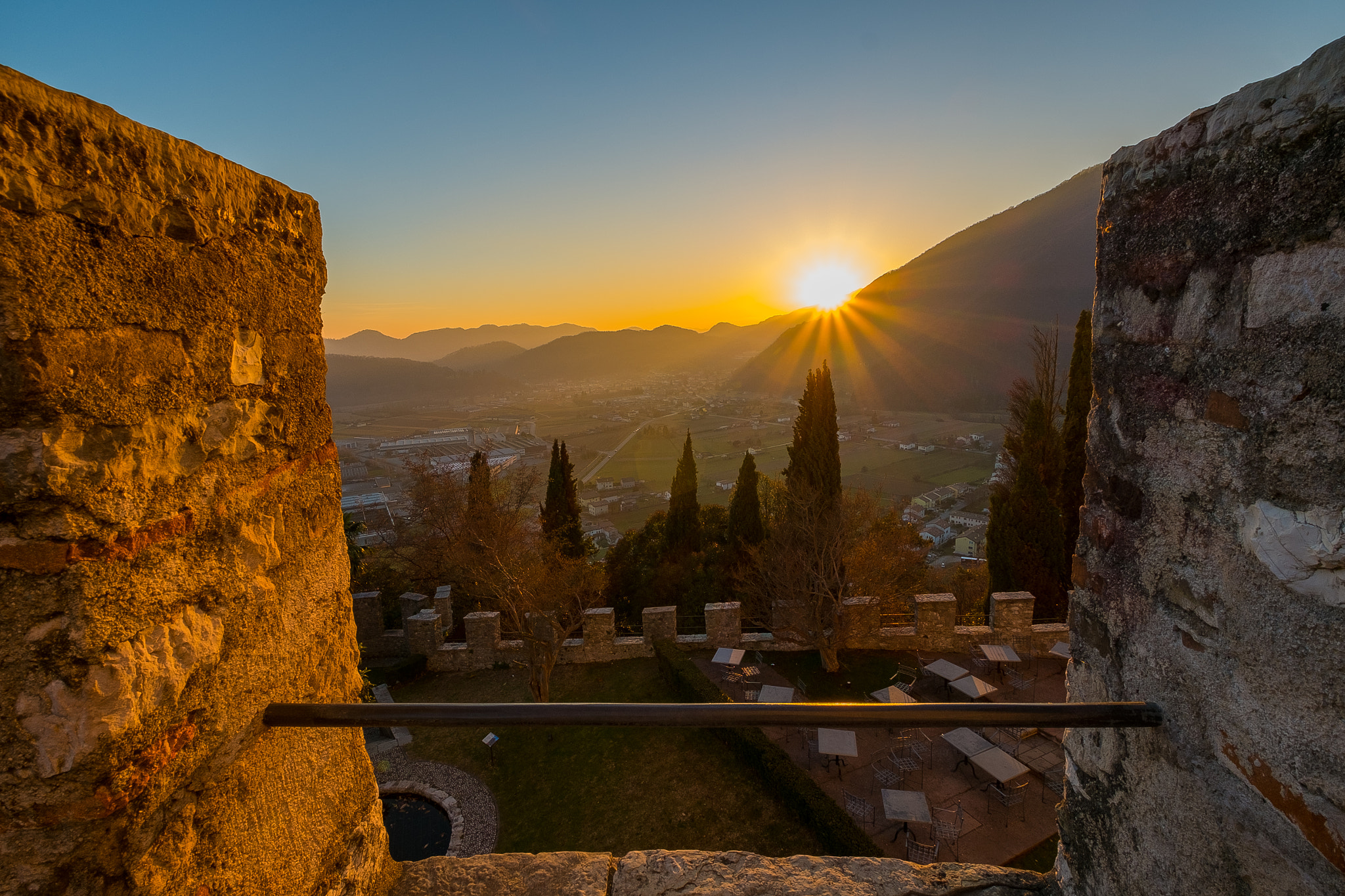 Fujifilm X-M1 + Fujifilm XF 10-24mm F4 R OIS sample photo. The last rays of sun photography