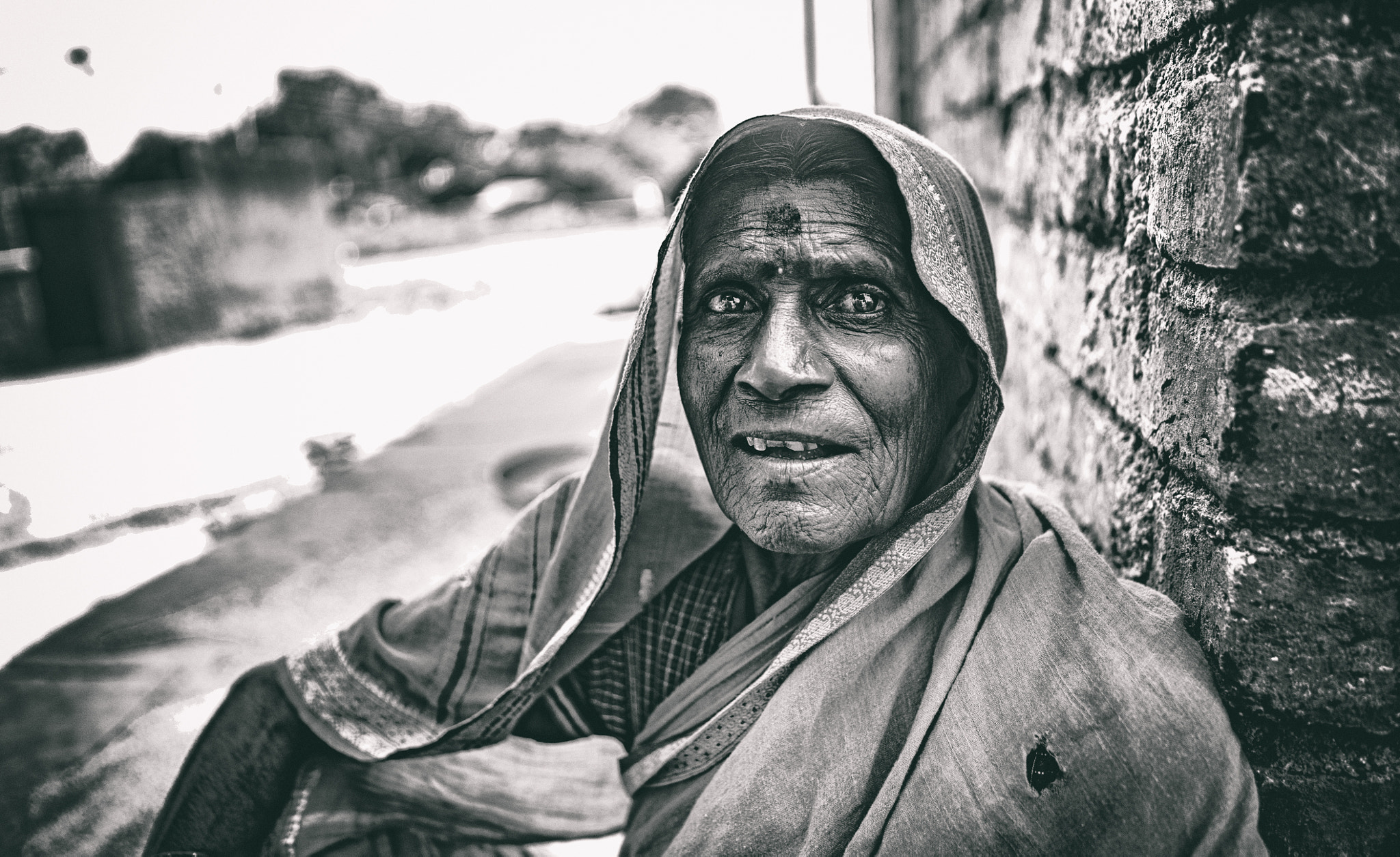 ZEISS Batis 25mm F2 sample photo. Smiling lady in sari photography