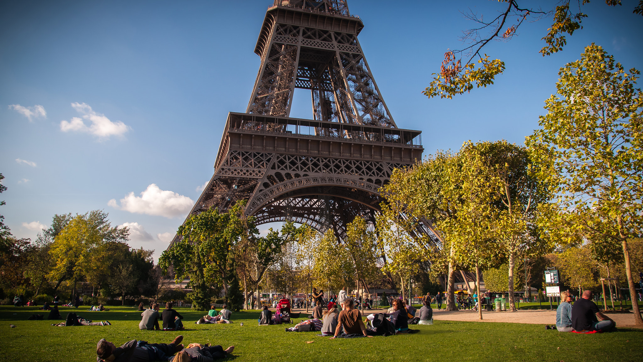 Nikon D5000 + Sigma 17-70mm F2.8-4 DC Macro OS HSM sample photo. Du champ de mars photography