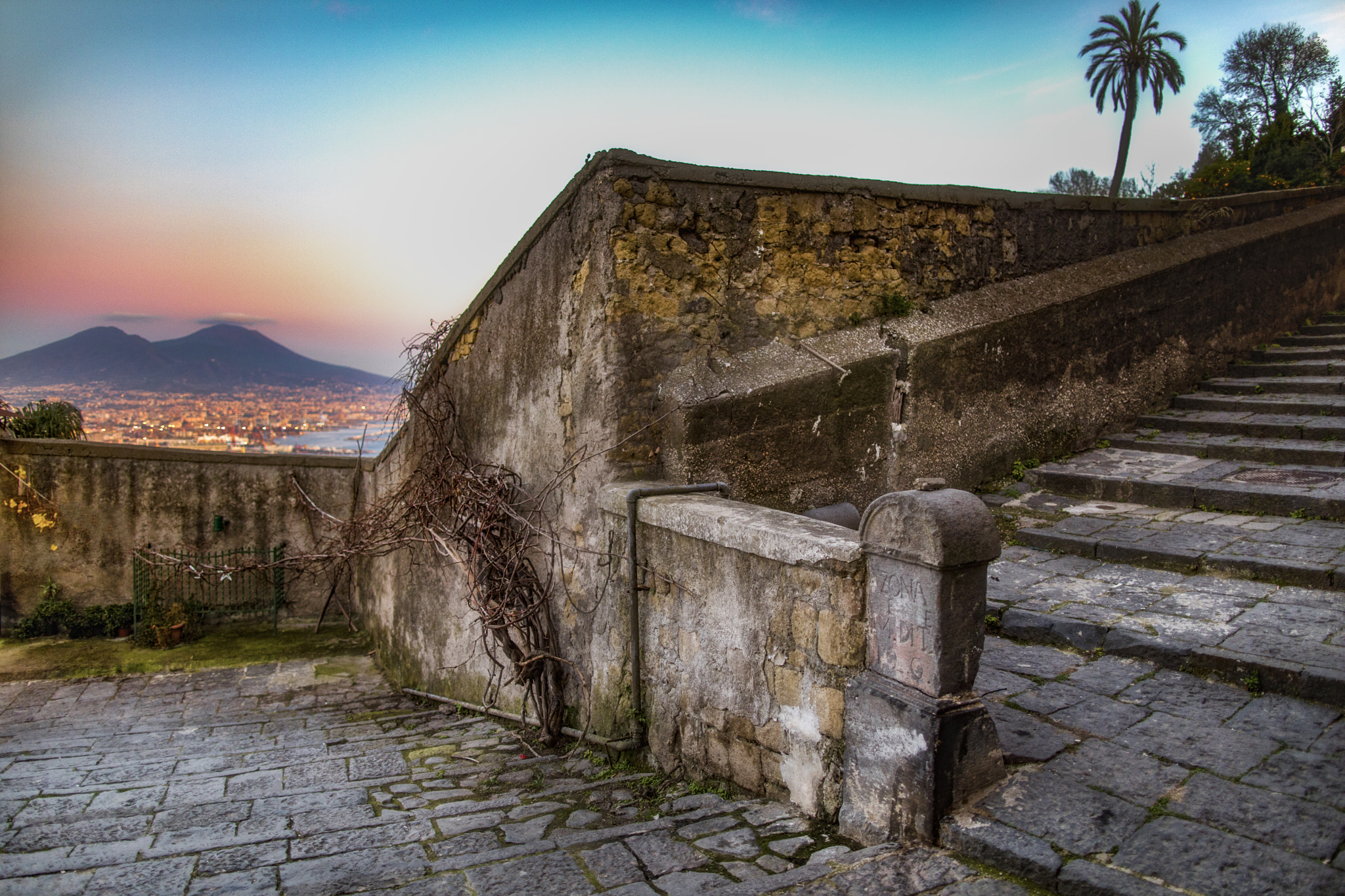 Canon EF 24mm F1.4L II USM sample photo. Scorci di napoli al tramonto photography