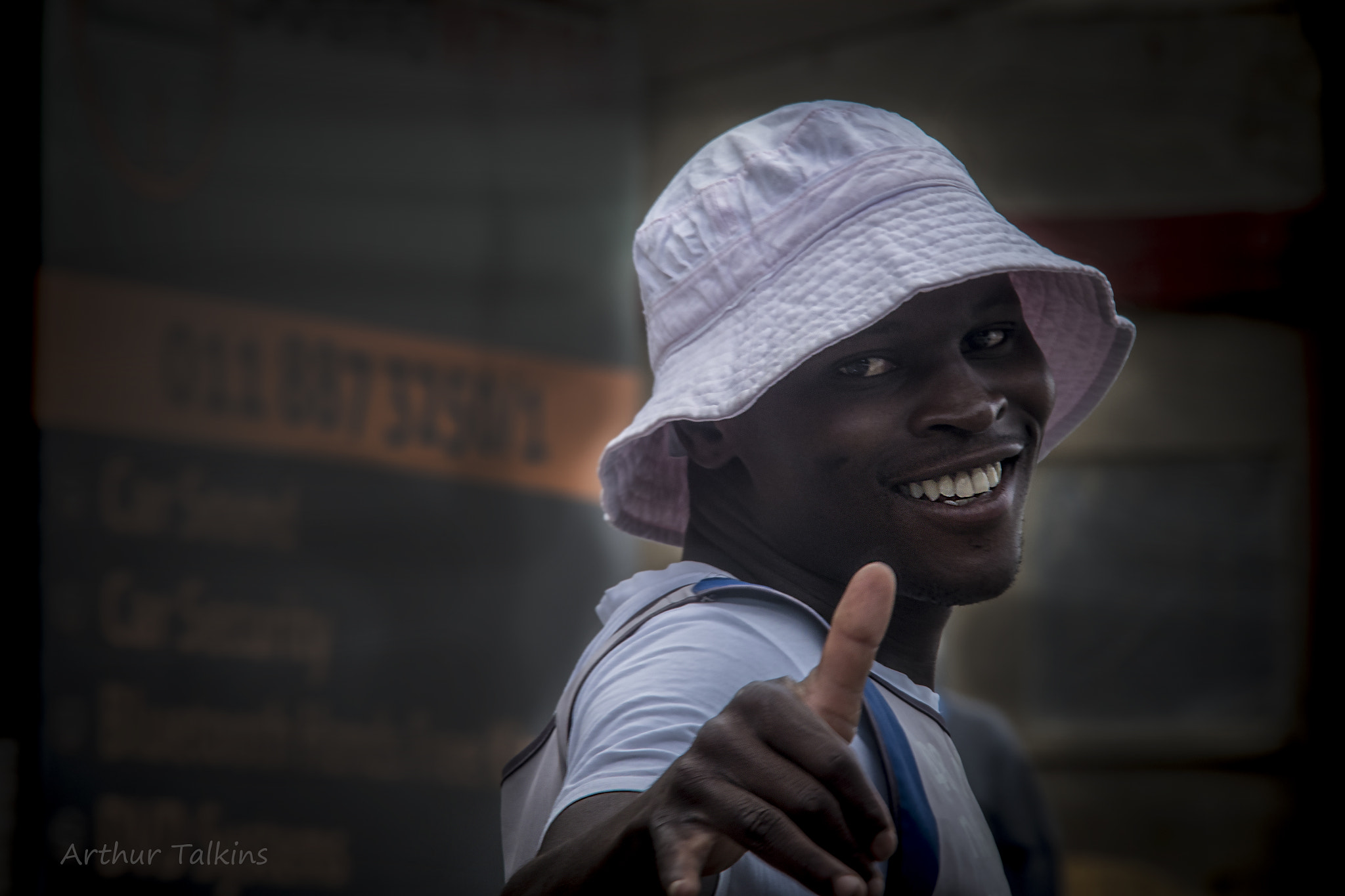 Sigma 70-200mm F2.8 EX DG Macro HSM II sample photo. Happy demeanor, happy air, thumbs up... photography