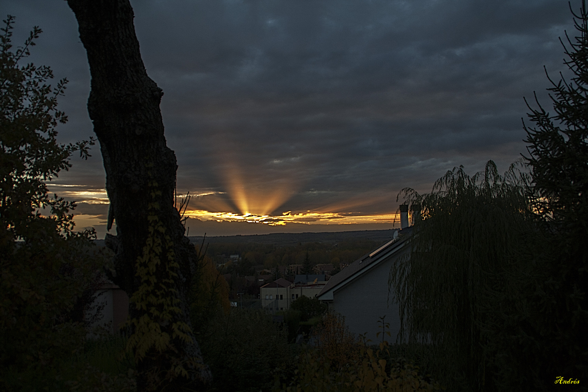 Canon EOS 1000D (EOS Digital Rebel XS / EOS Kiss F) sample photo. Glow in the twilight photography