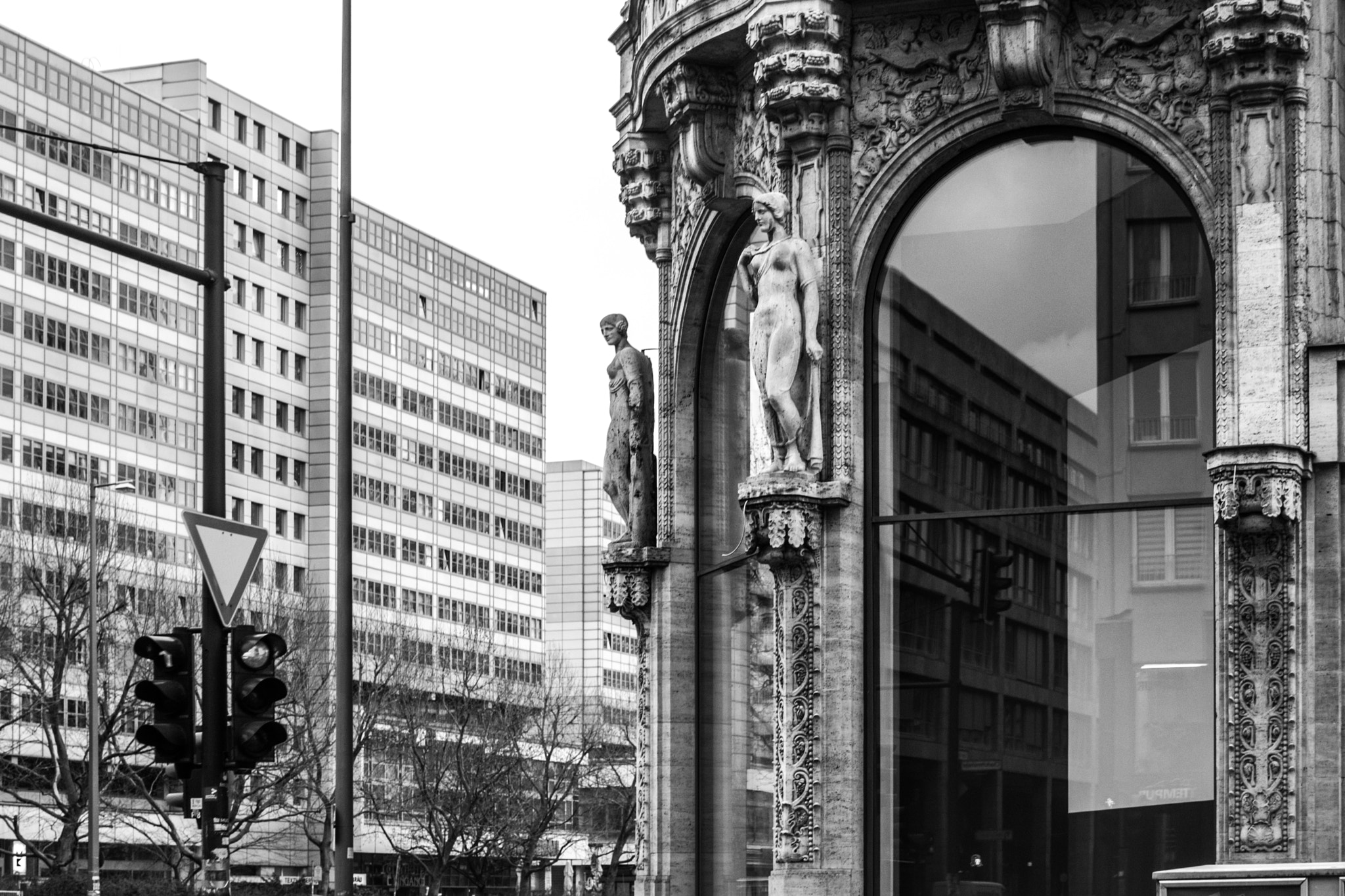 Panasonic Leica DG Summilux 25mm F1.4 II ASPH sample photo. City dimension of berlin photography