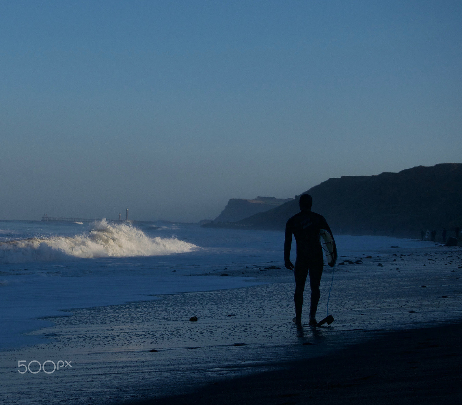 Panasonic Lumix DMC-G7 + Panasonic Lumix G X Vario 35-100mm F2.8 OIS sample photo. Surfer watching the waves photography