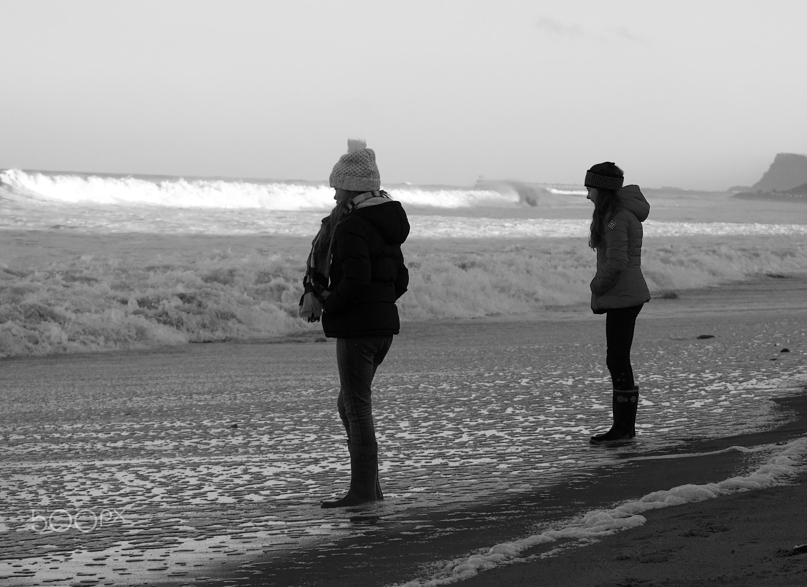 Panasonic Lumix DMC-G7 + Panasonic Lumix G X Vario 35-100mm F2.8 OIS sample photo. 2 girls watching winter surf photography