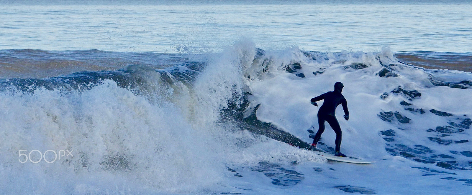 Panasonic Lumix DMC-G7 + Panasonic Lumix G X Vario 35-100mm F2.8 OIS sample photo. Winter surfer riding a wave photography