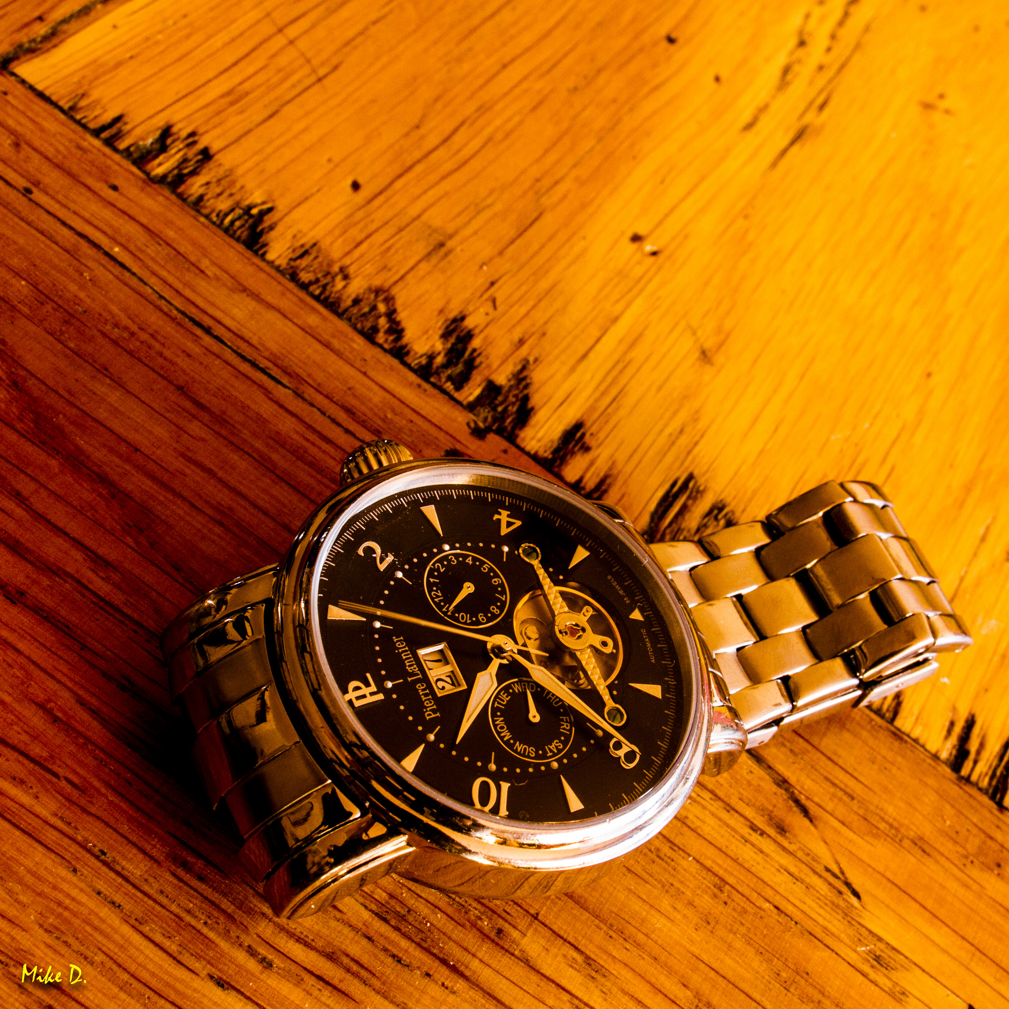 Canon EF 24mm F2.8 sample photo. Montre sur vieille table en bois photography