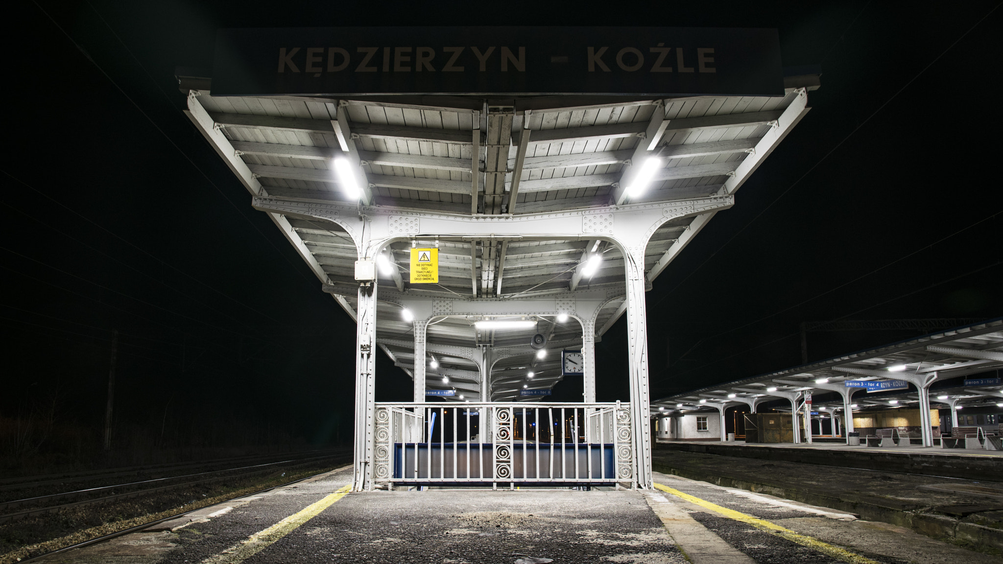 Sigma 17-70mm F2.8-4 DC Macro OS HSM | C sample photo. Platform at the railway station photography
