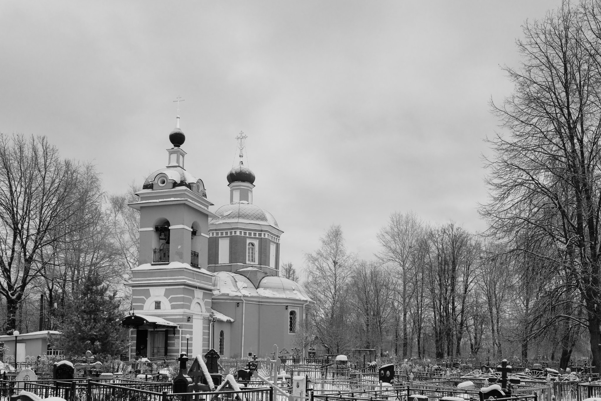 Sony a7R + Sony FE 28mm F2 sample photo. Churchyard photography