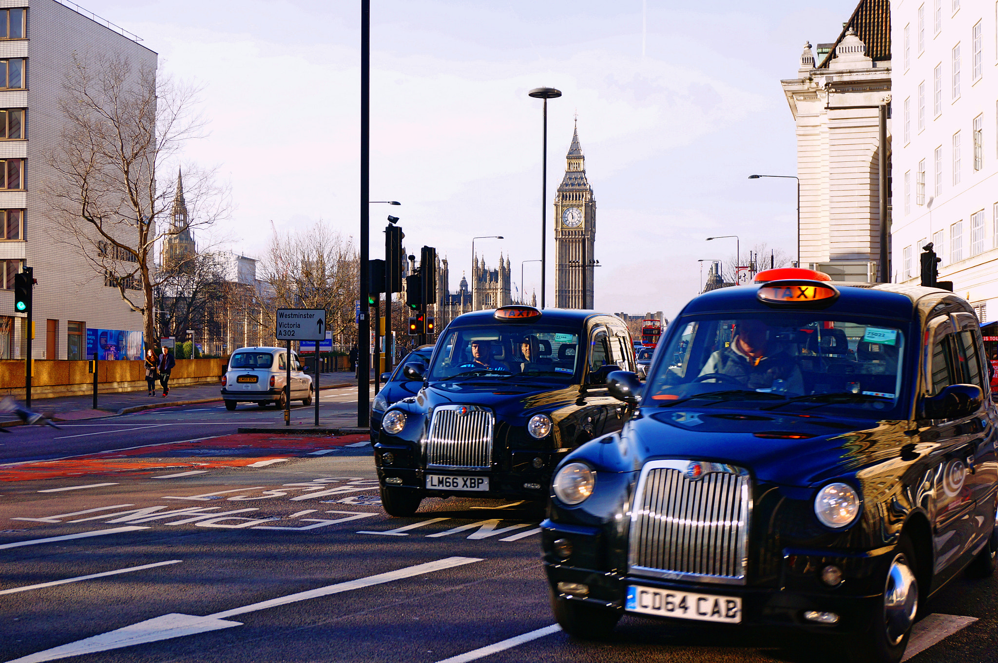 Sony Alpha NEX-5T + Sony E 18-50mm F4-5.6 sample photo. The big ben with london taxi. photography