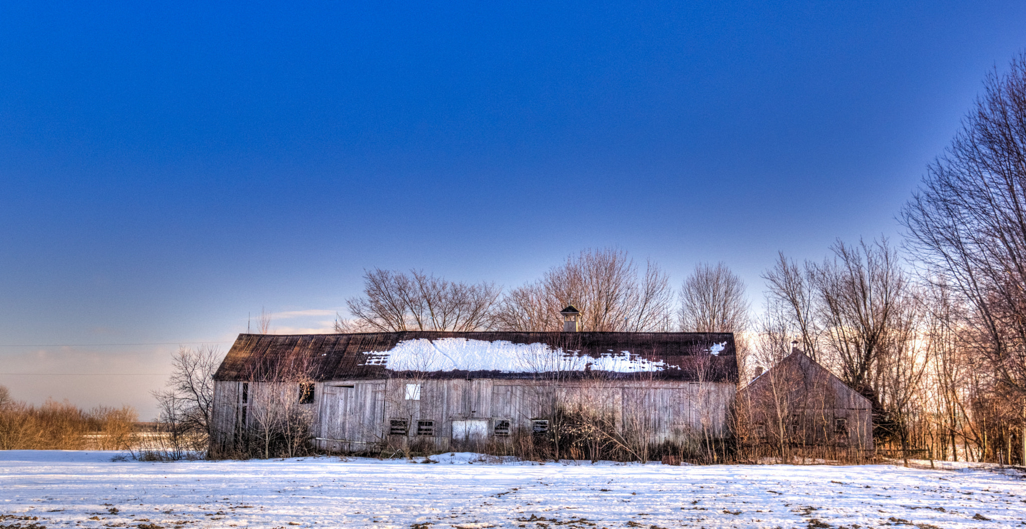 Sony DT 16-105mm F3.5-5.6 sample photo. Winter hdr old barn photography
