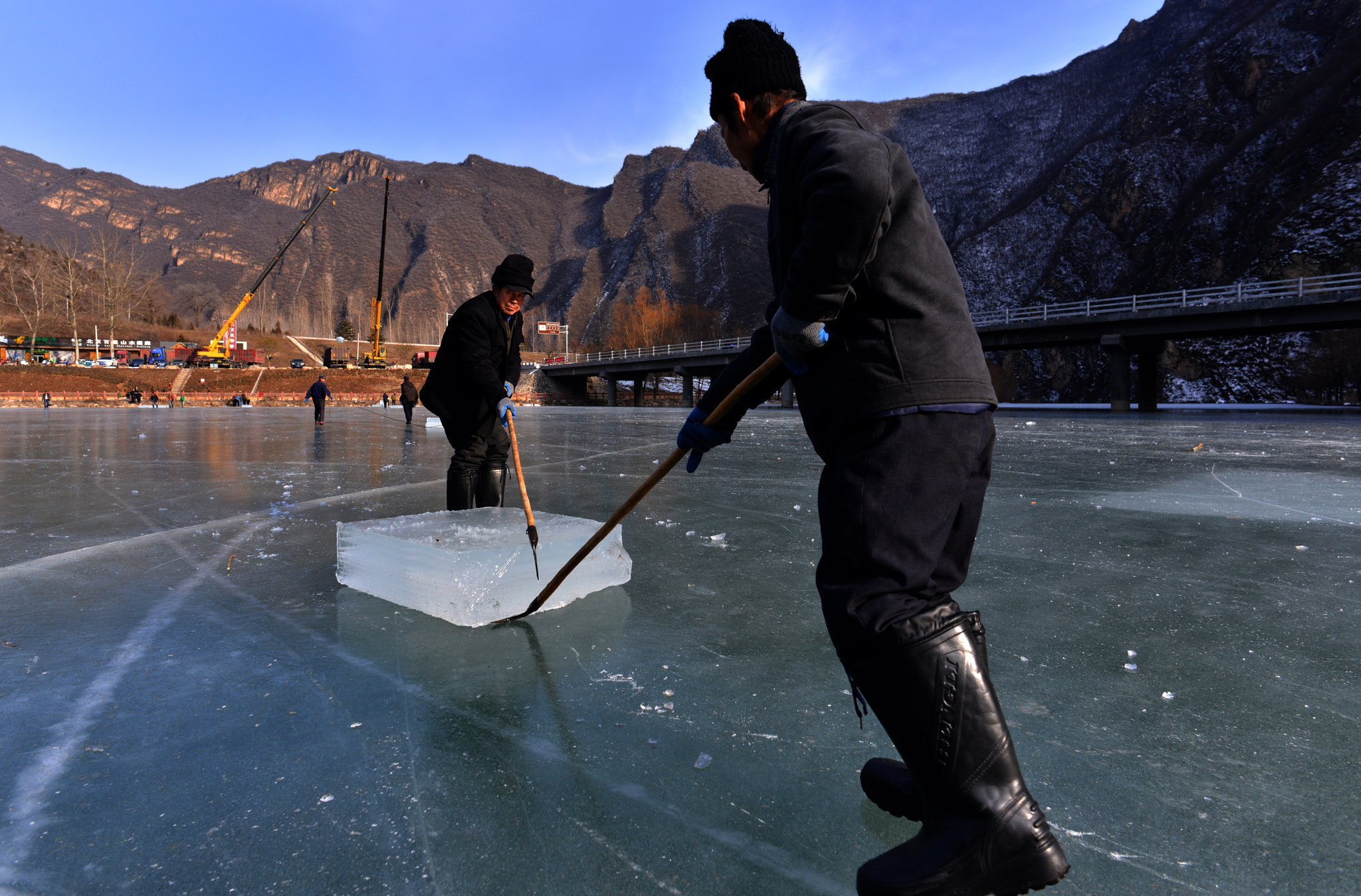 Nikon D800 + PC Micro-Nikkor 85mm f/2.8D sample photo. Transport of ice photography