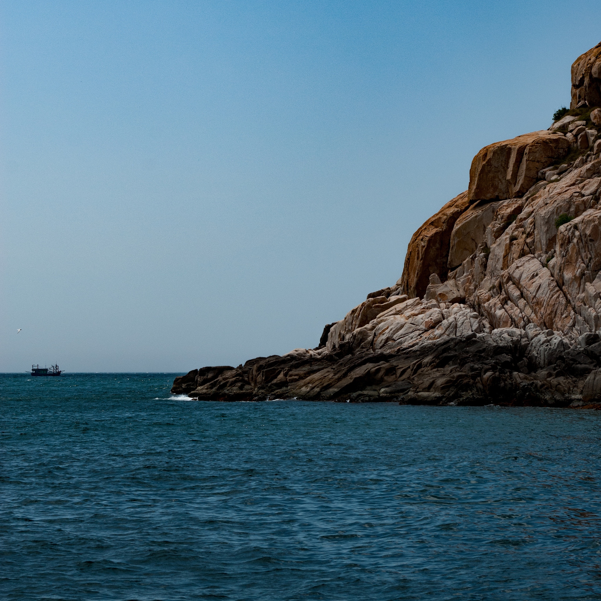AF Zoom-Nikkor 28-85mm f/3.5-4.5 sample photo. Vinh hy bay photography