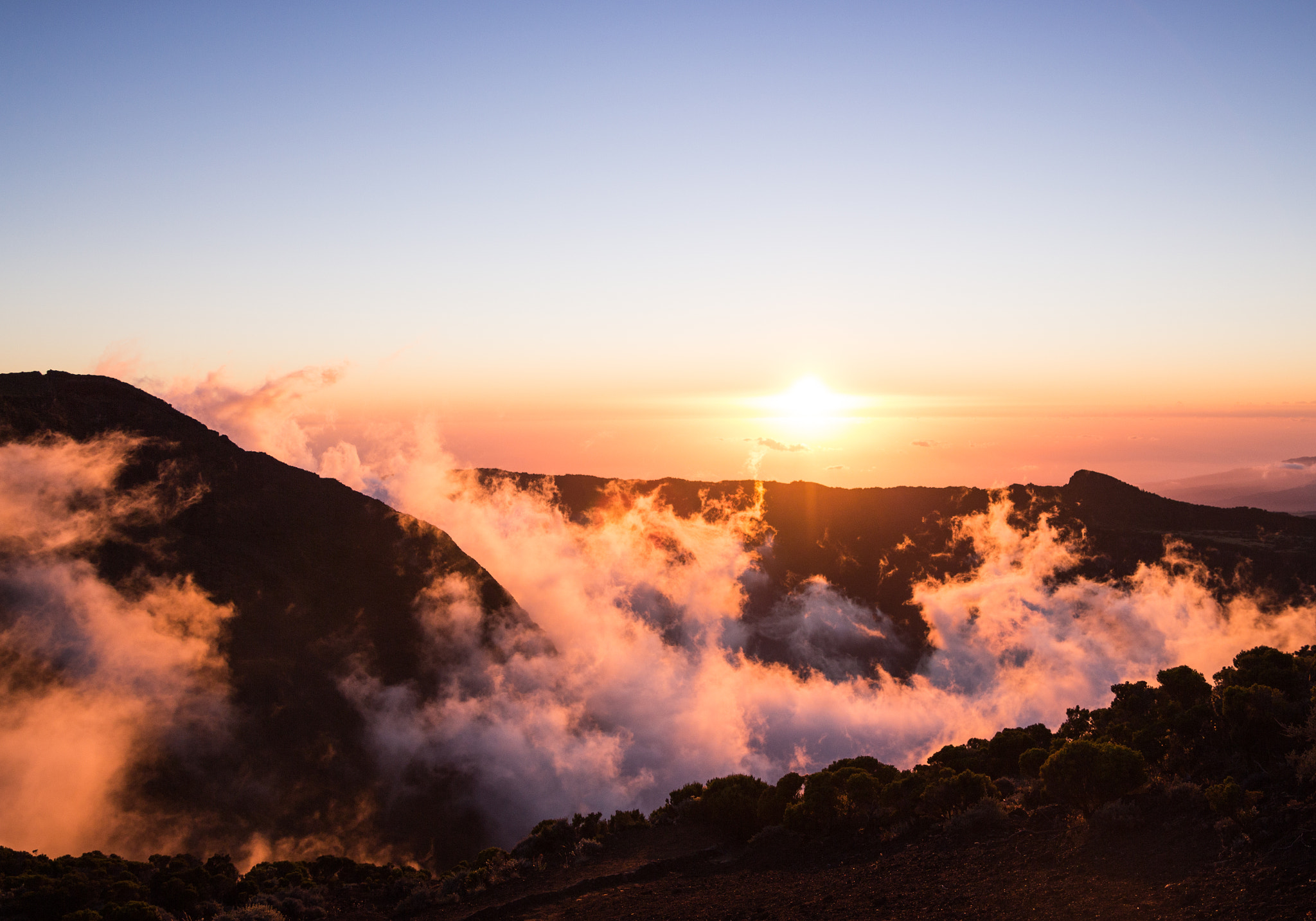 Tamron SP AF 17-50mm F2.8 XR Di II LD Aspherical (IF) sample photo. Sunset above the clouds photography