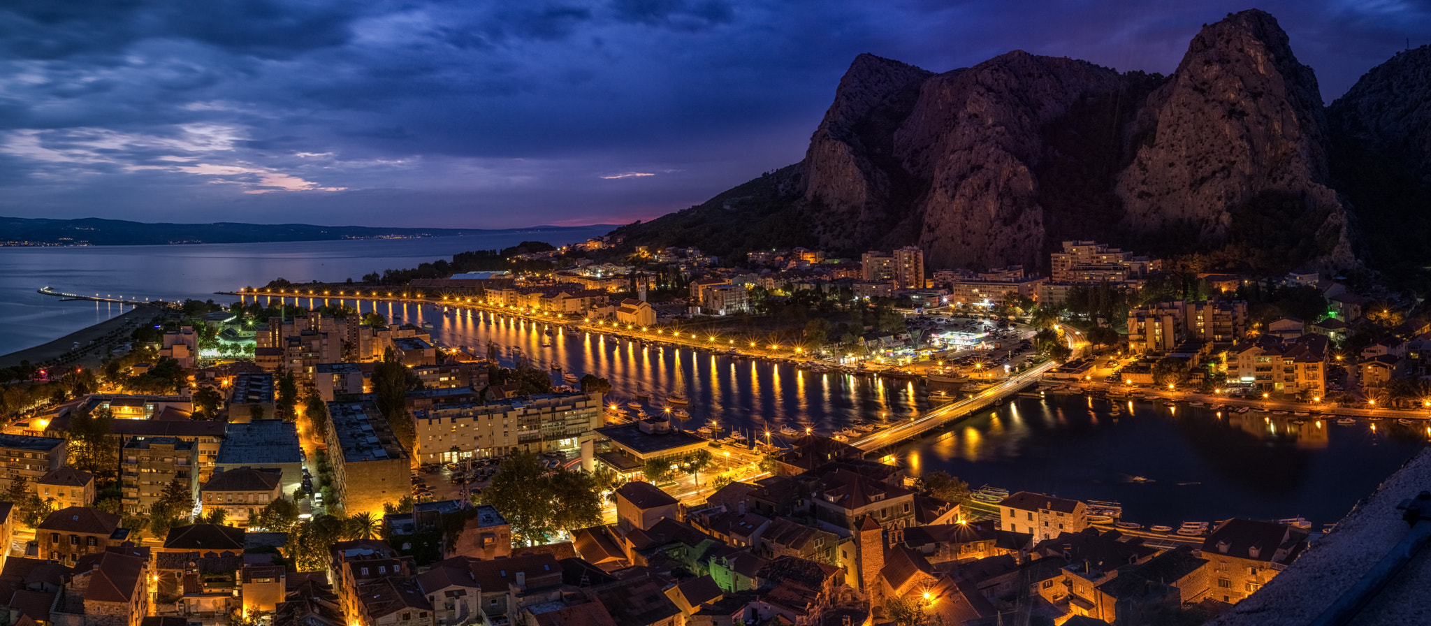 Sony Sonnar T* E 24mm F1.8 ZA sample photo. Omis night panorama photography