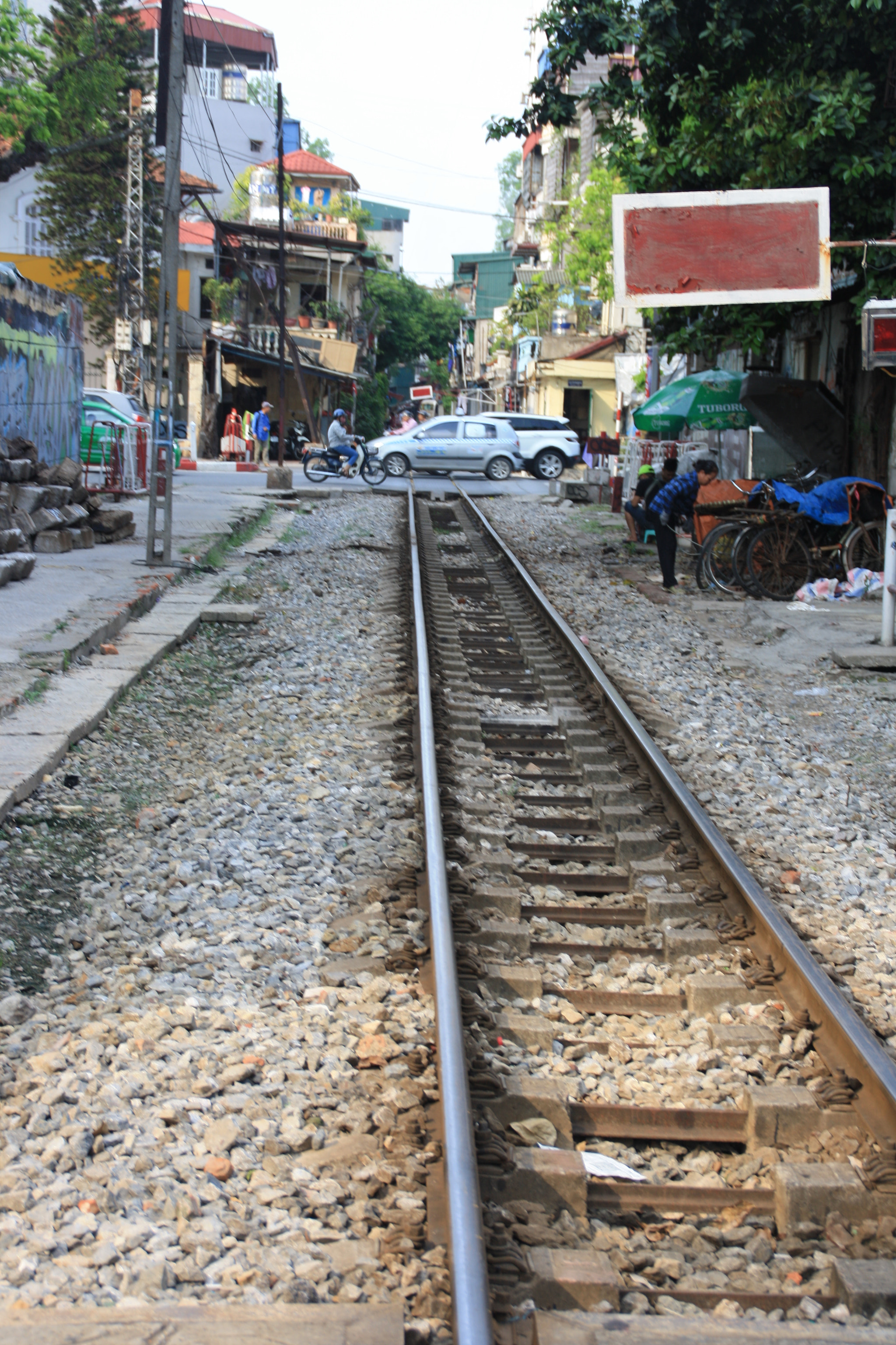 Canon EOS 1000D (EOS Digital Rebel XS / EOS Kiss F) sample photo. Hanoi railway photography