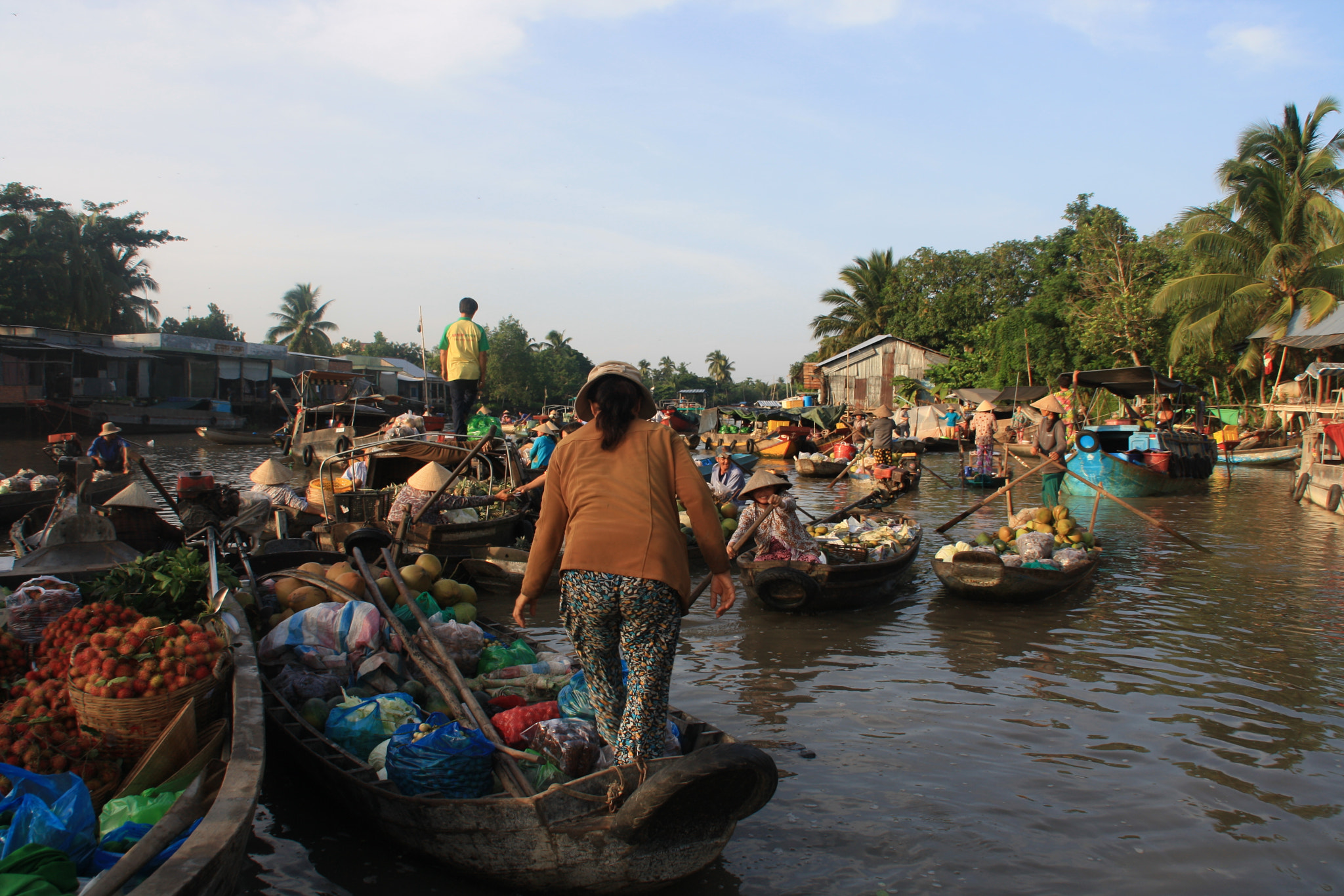 Canon EOS 1000D (EOS Digital Rebel XS / EOS Kiss F) sample photo. Floating market photography