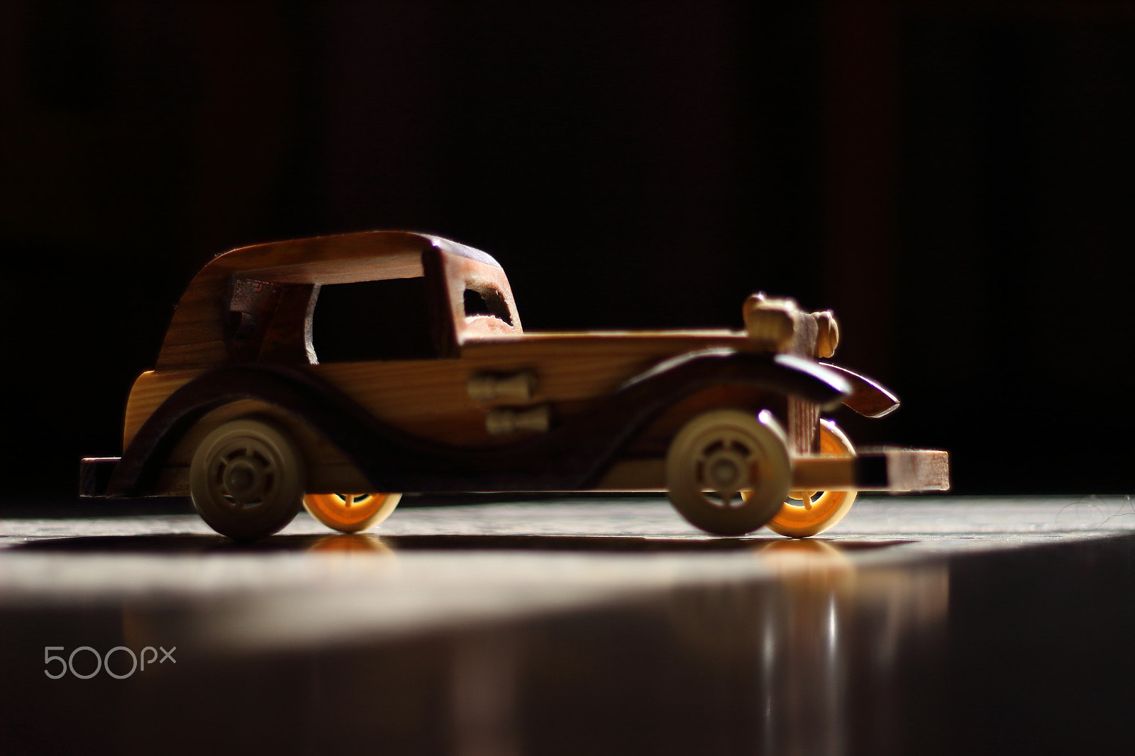 Canon EOS 1300D (EOS Rebel T6 / EOS Kiss X80) + Canon EF 50mm F1.8 II sample photo. Vintage car #3 photography