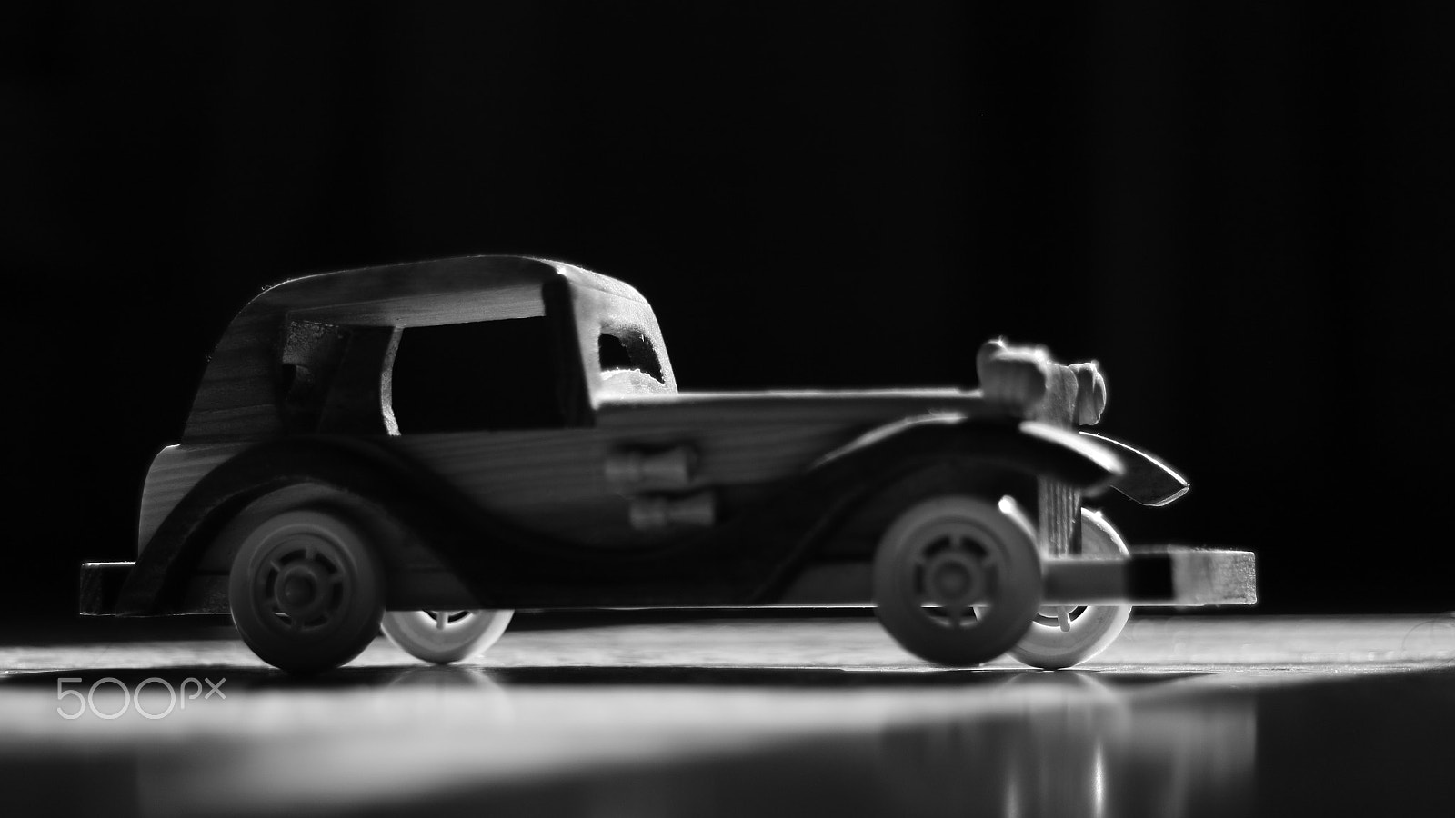Canon EOS 1300D (EOS Rebel T6 / EOS Kiss X80) + Canon EF 50mm F1.8 II sample photo. B&w vintage car photography