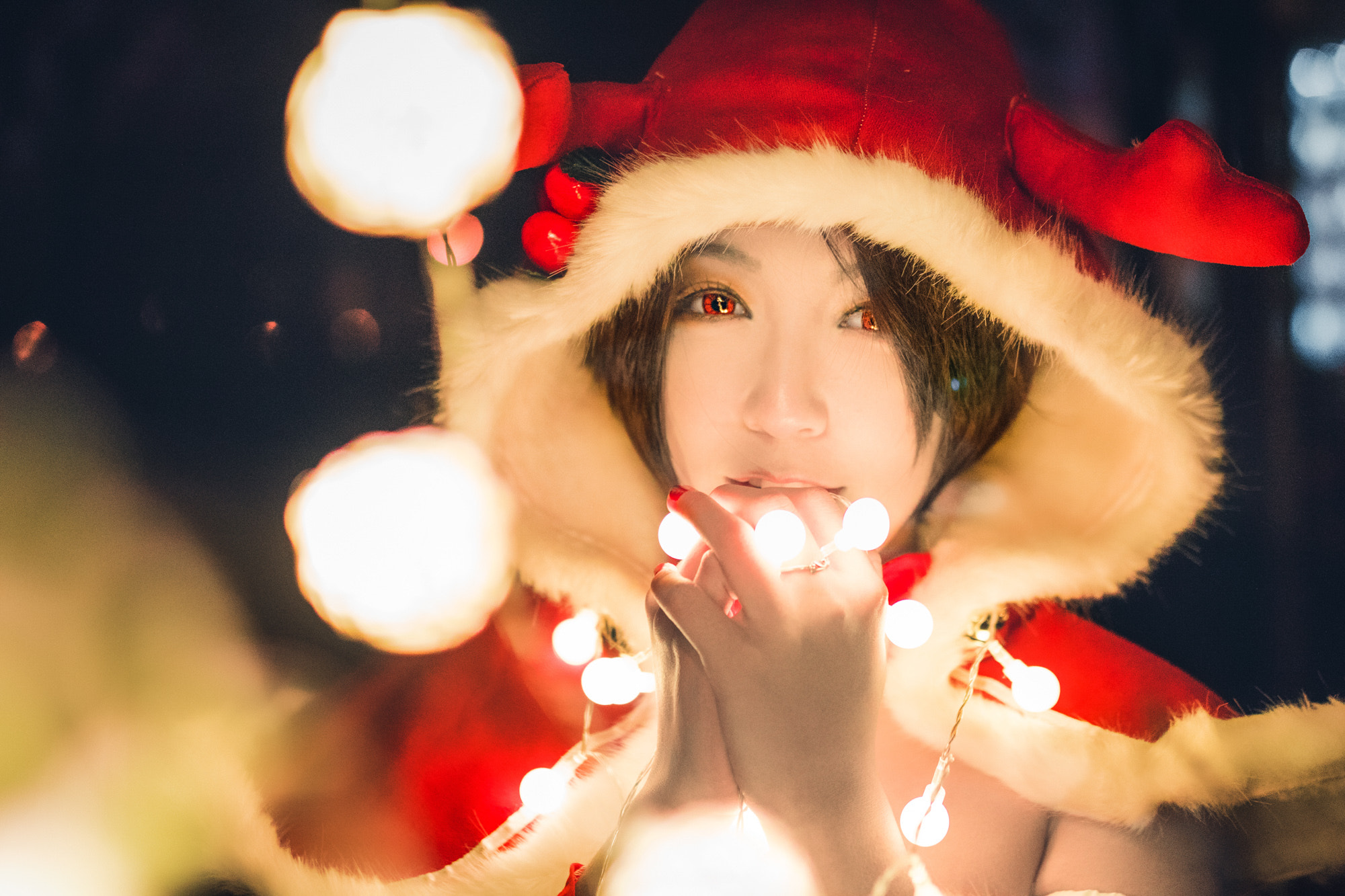 Canon EOS 760D (EOS Rebel T6s / EOS 8000D) + Sigma 35mm F1.4 DG HSM Art sample photo. Christmas girl photography