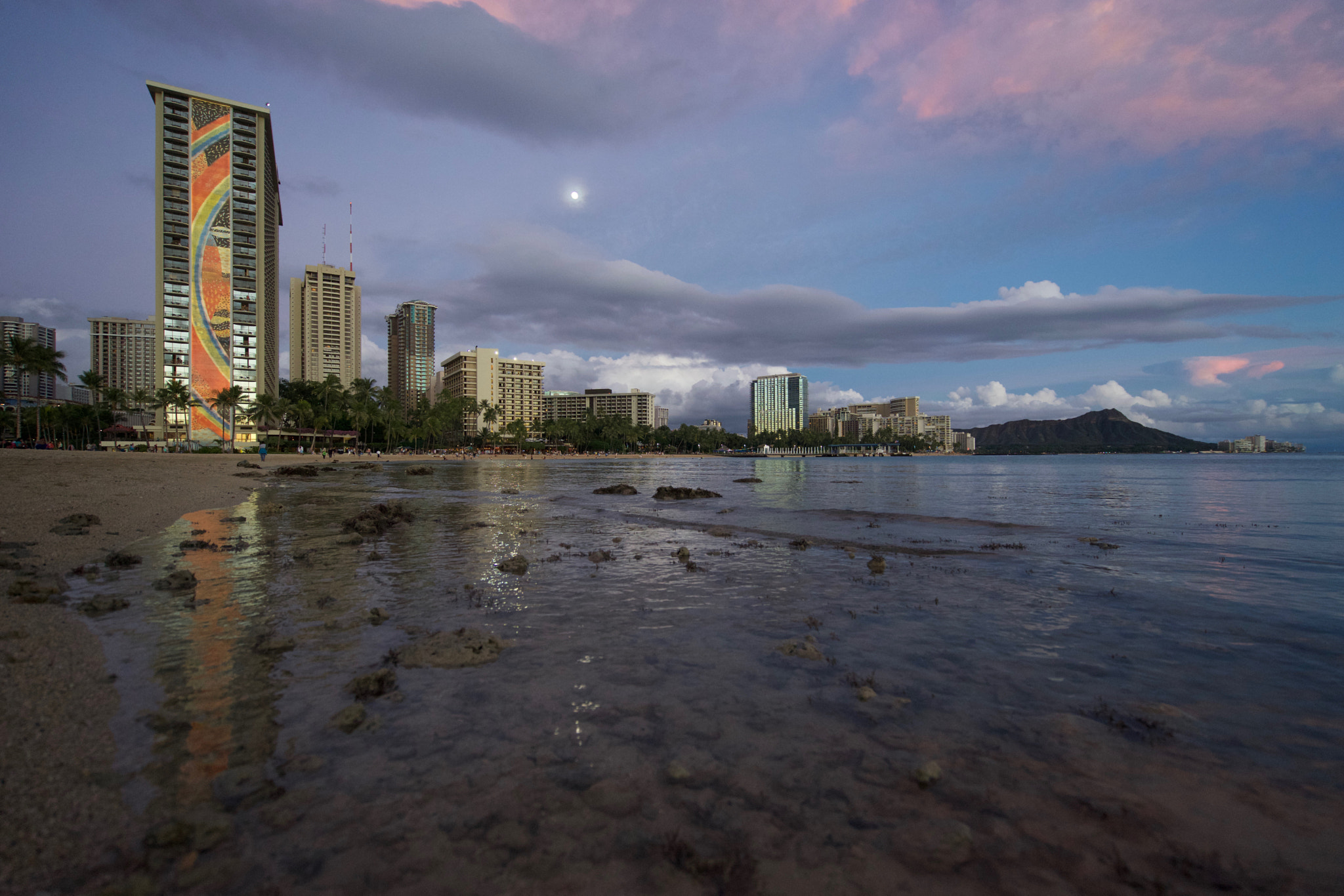 Sony a7 + Sony Vario-Tessar T* FE 16-35mm F4 ZA OSS sample photo. Waikiki sunset photography