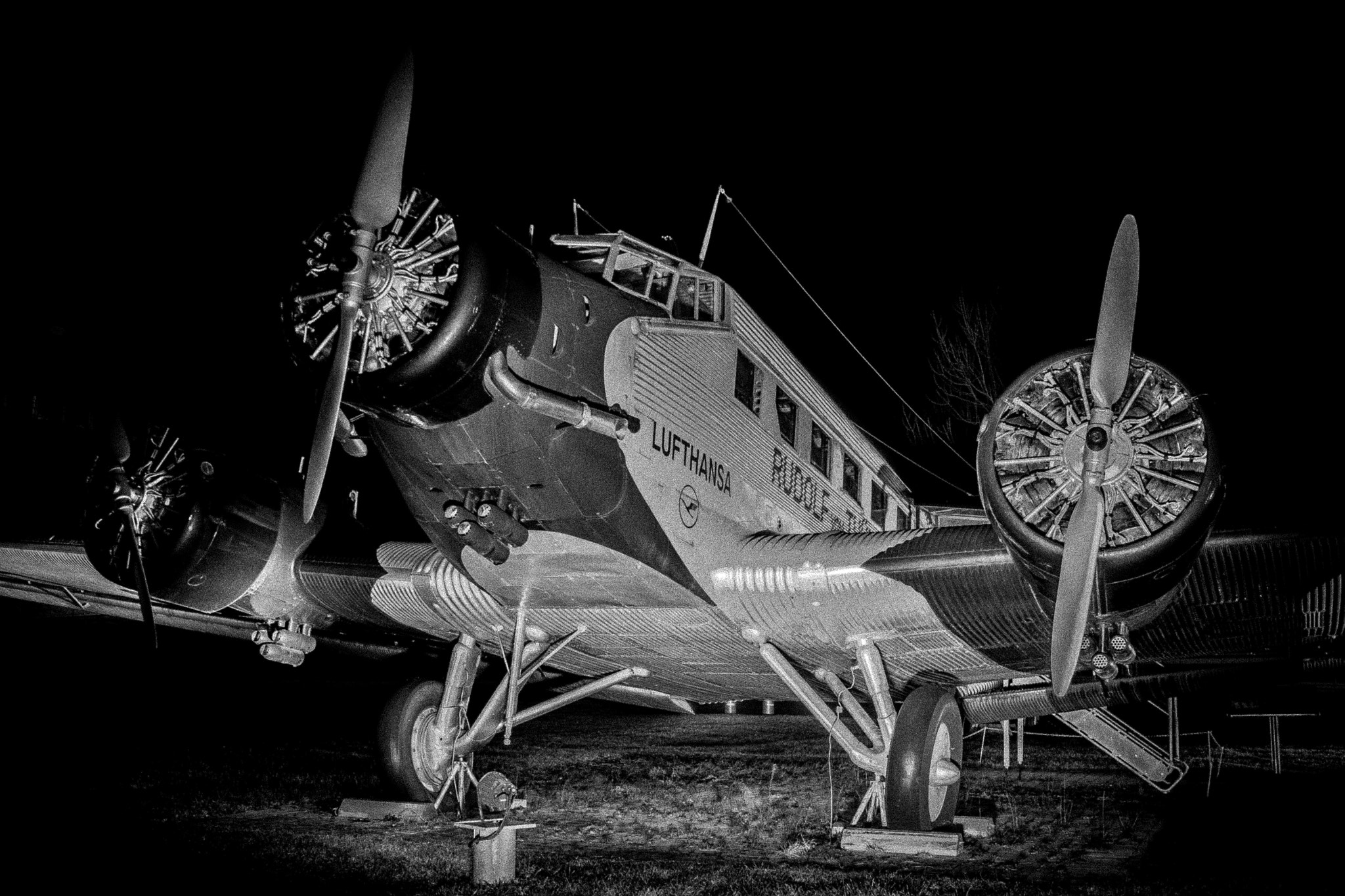 Tamron AF 19-35mm f/3.5-4.5 sample photo. Ju 52 s/w photography