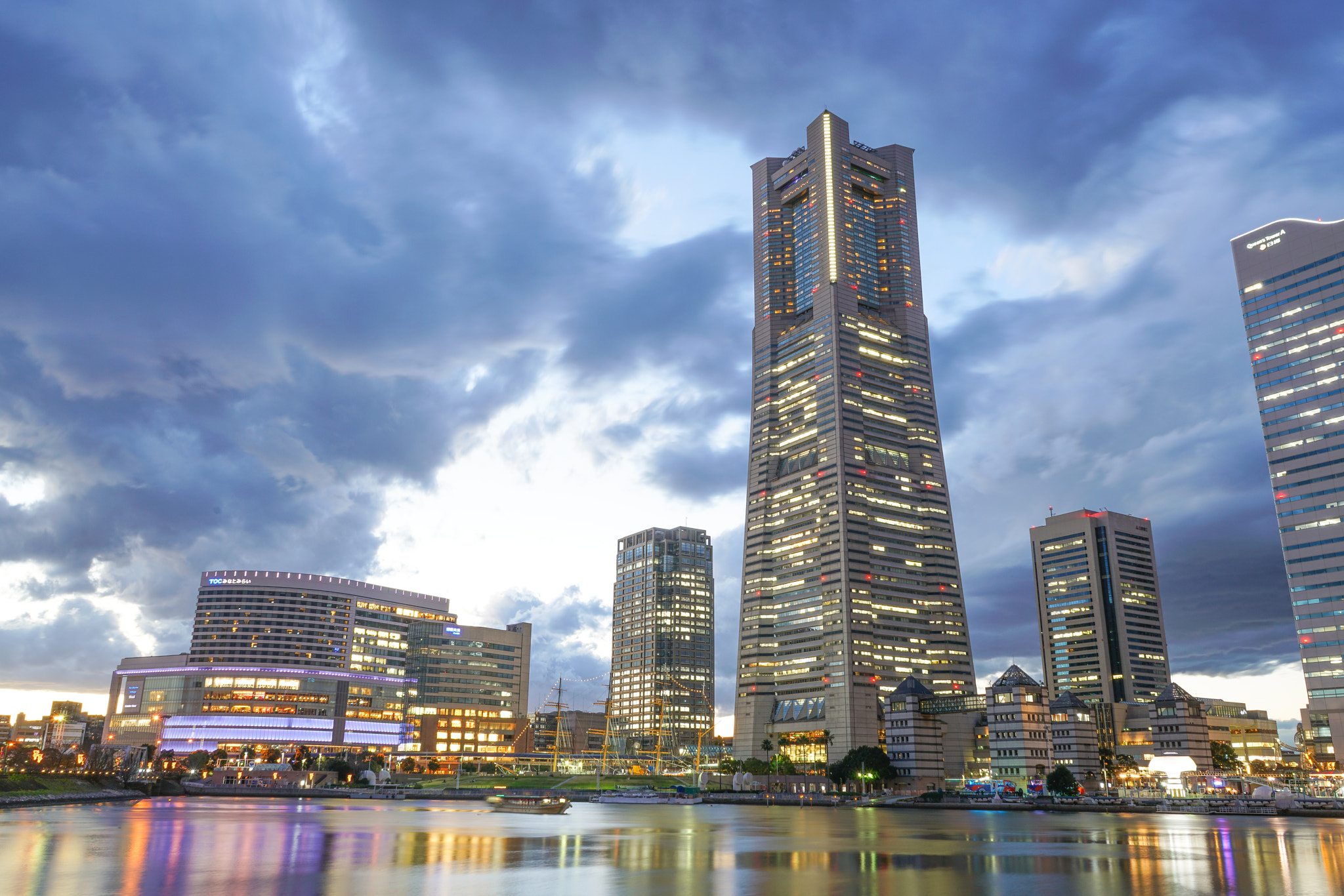 Sony FE 28-70mm F3.5-5.6 OSS sample photo. Landmark tower yokohama photography