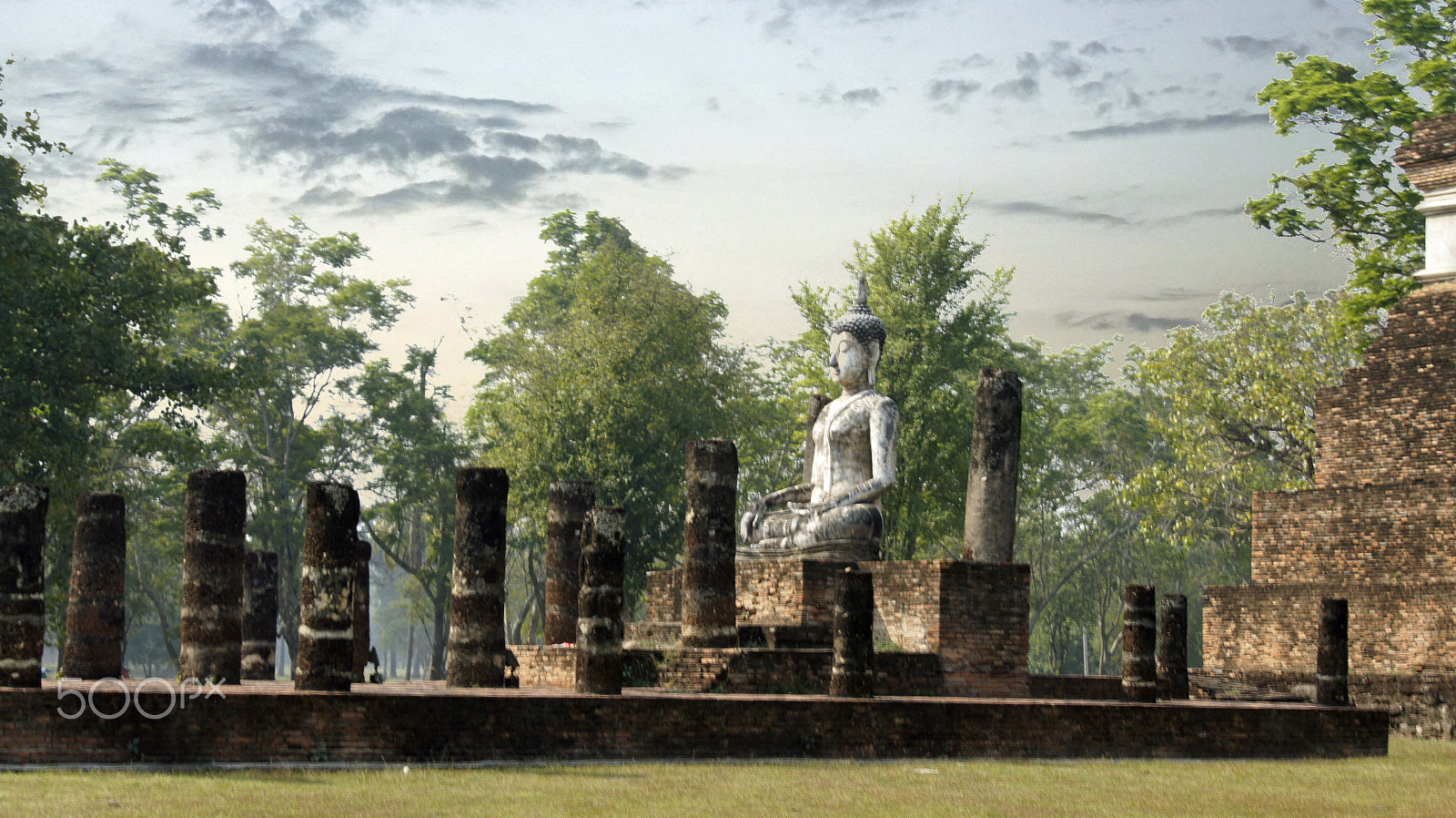 Sony Alpha NEX-3 + Sony E 18-200mm F3.5-6.3 OSS sample photo. Buddha statue in skuhothai photography