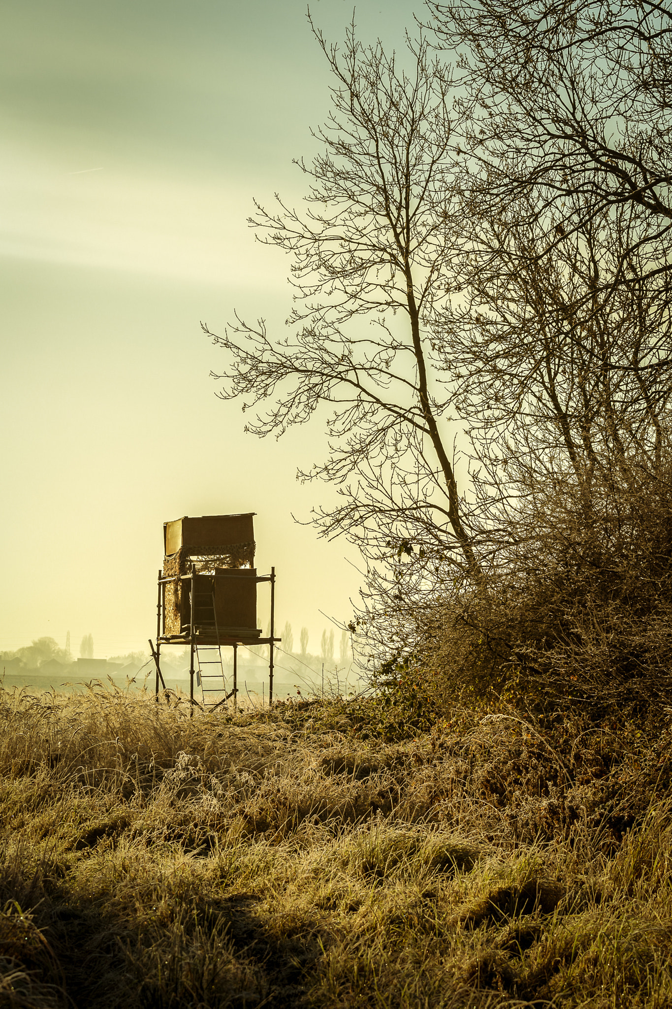 Canon EOS 700D (EOS Rebel T5i / EOS Kiss X7i) + Canon EF 70-200mm F4L IS USM sample photo. Winter hunting tower 2 photography