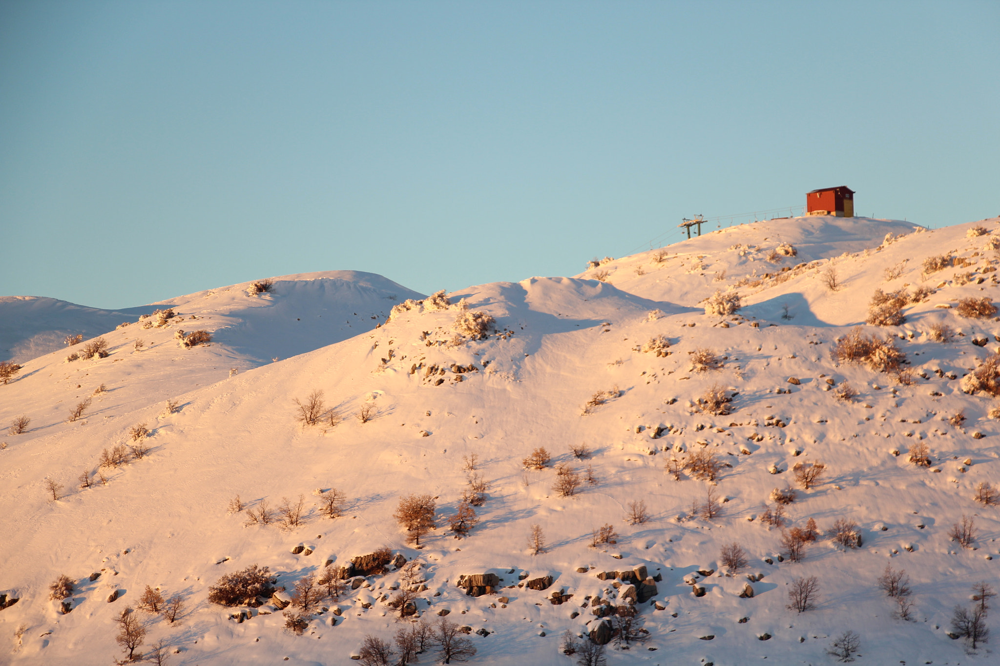 Canon EOS 1200D (EOS Rebel T5 / EOS Kiss X70 / EOS Hi) sample photo. A little hut on a snowy dune photography