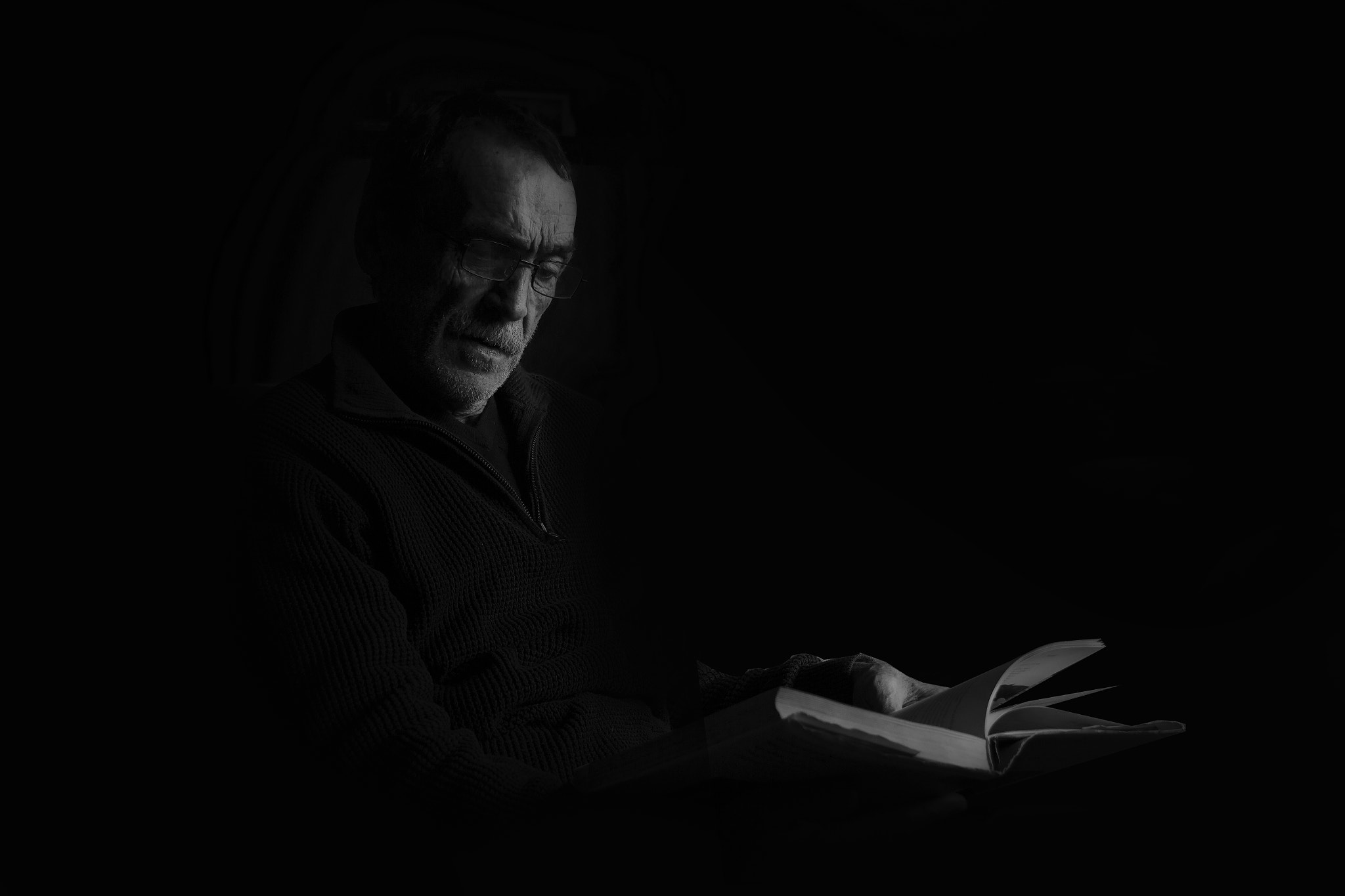 Canon EF 28-135mm F3.5-5.6 IS USM sample photo. My father reading a book photography