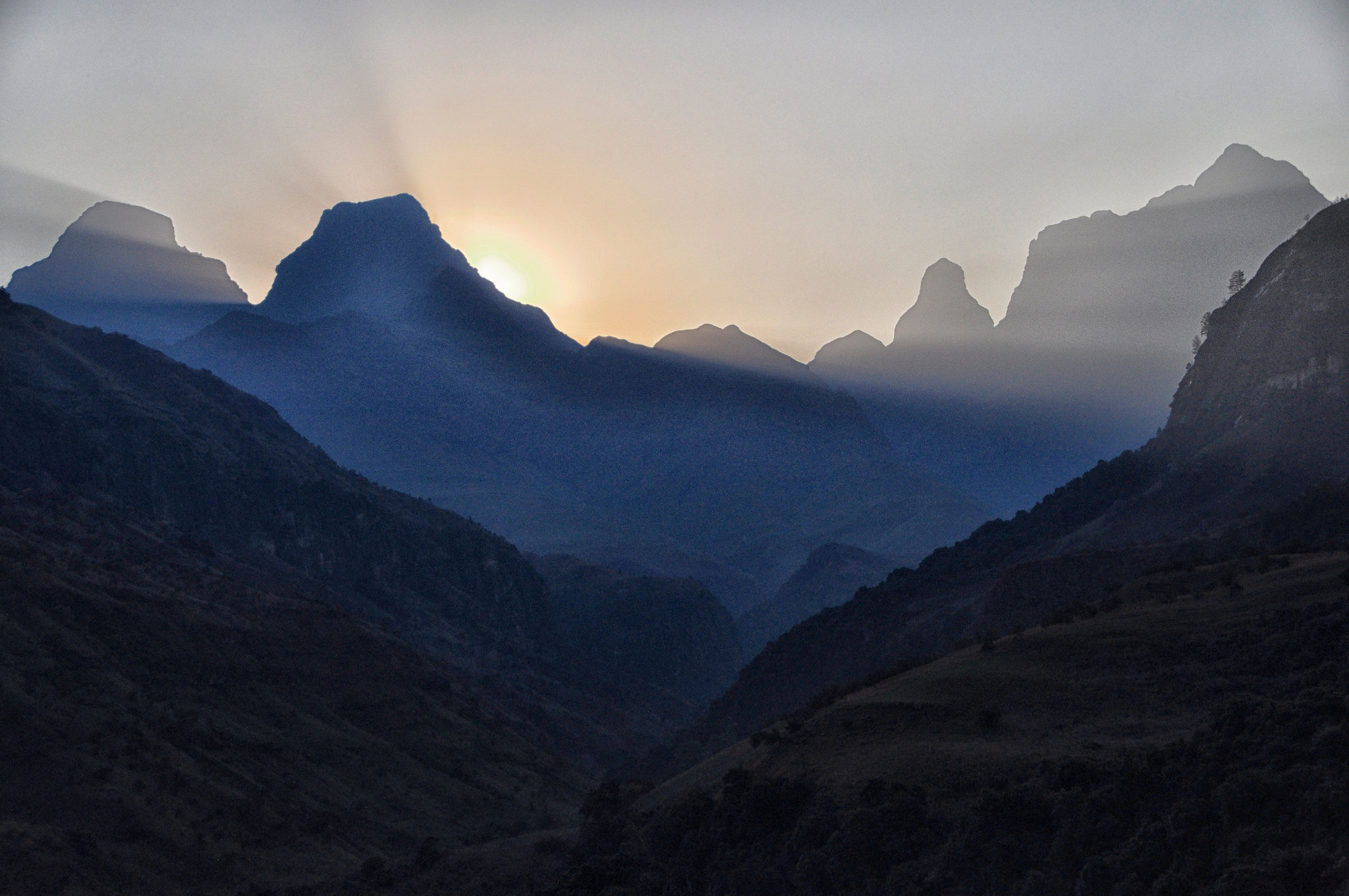 Nikon D5000 + Sigma 18-250mm F3.5-6.3 DC OS HSM sample photo. Sunset at cathedral peak, drakensberg mountains, kwazulu-natal photography