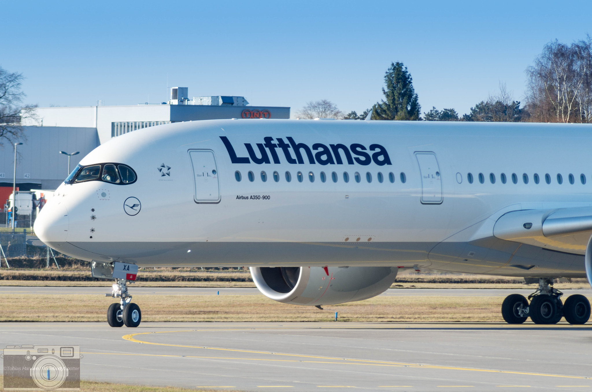 Tamron AF 70-300mm F4-5.6 LD Macro 1:2 sample photo. Airbus a350-900 lh photography