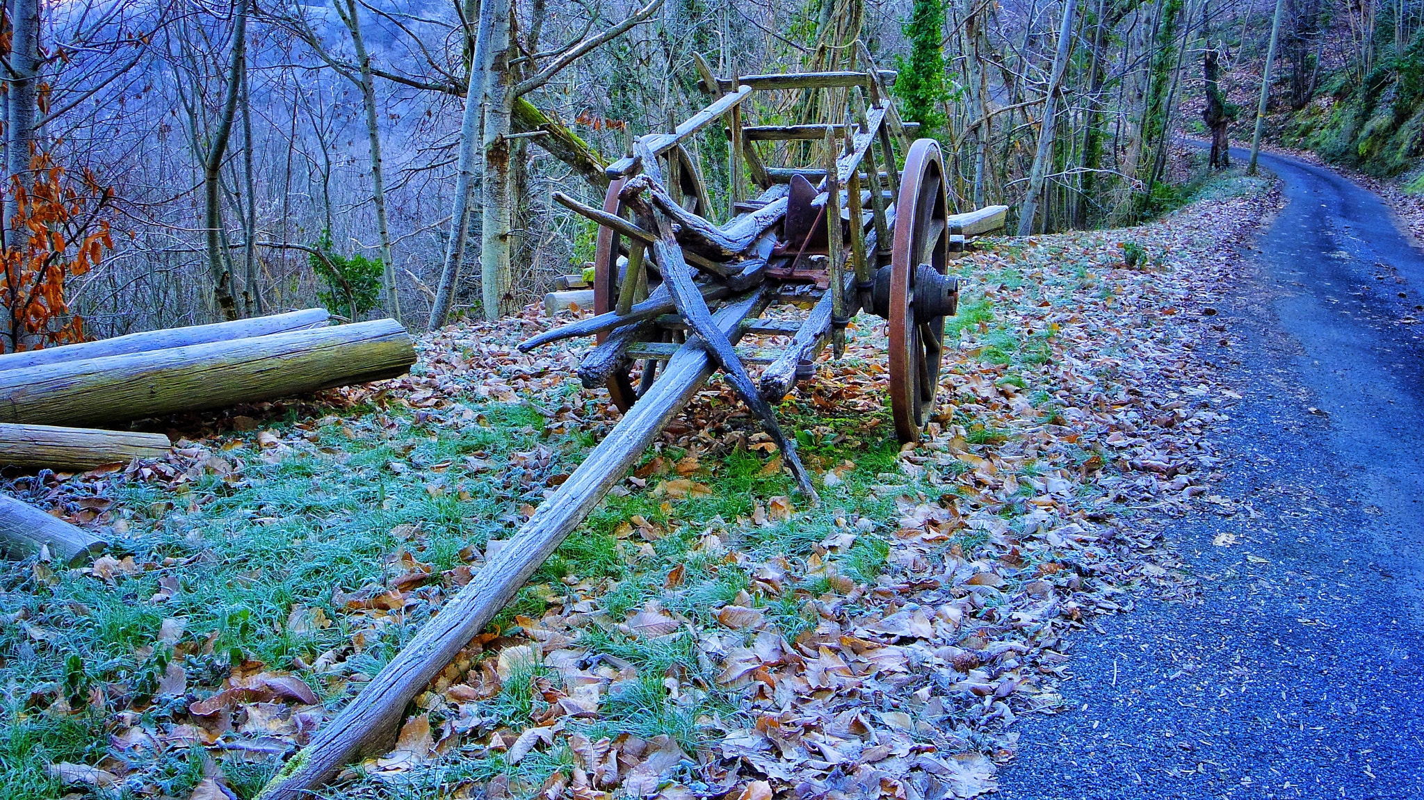 Pentax 02 Standard Zoom sample photo. Roadside relic in the valley of the lot, france photography