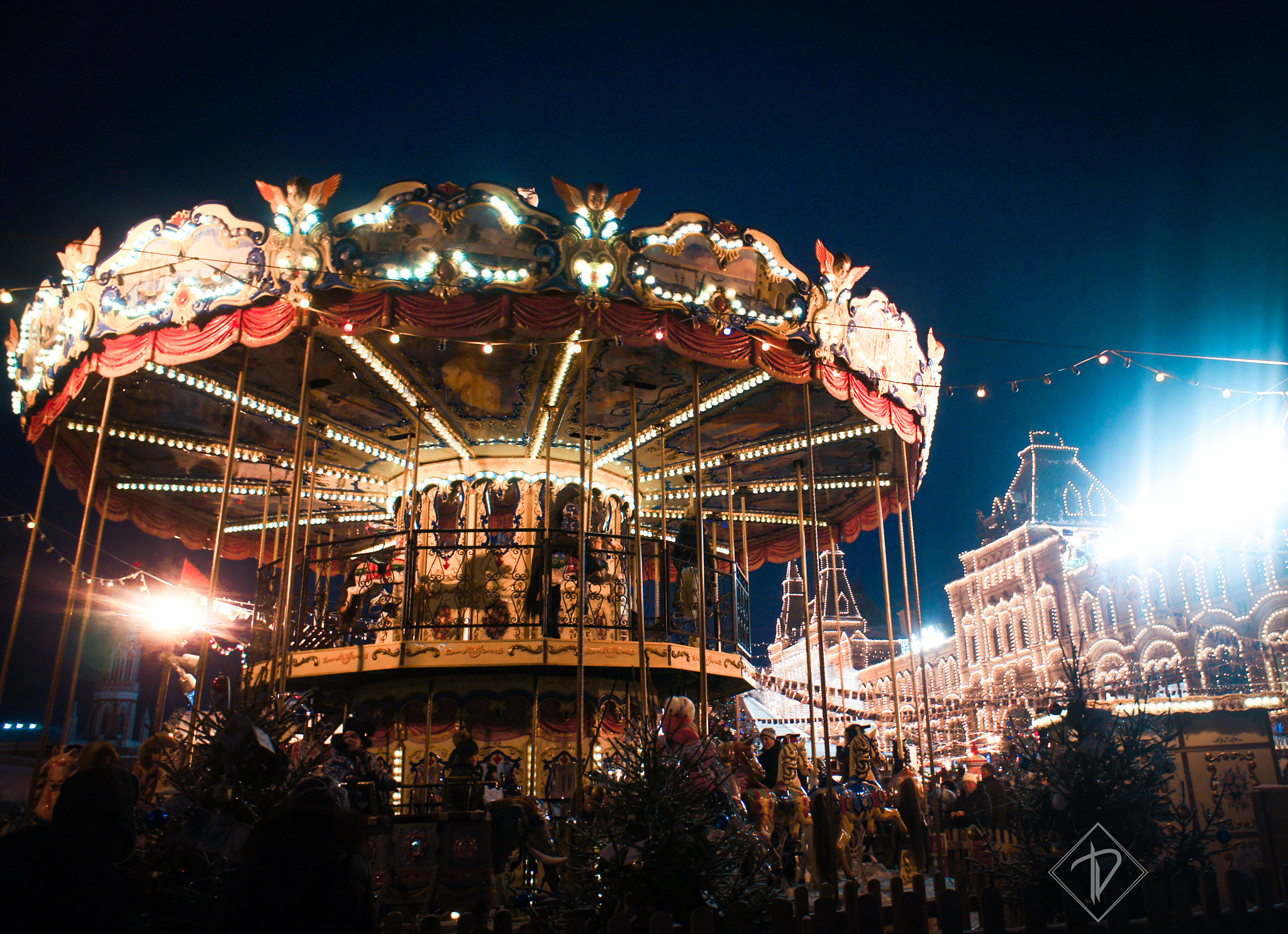 Sony Alpha NEX-C3 + Sony E 16mm F2.8 sample photo. Winter carousel photography