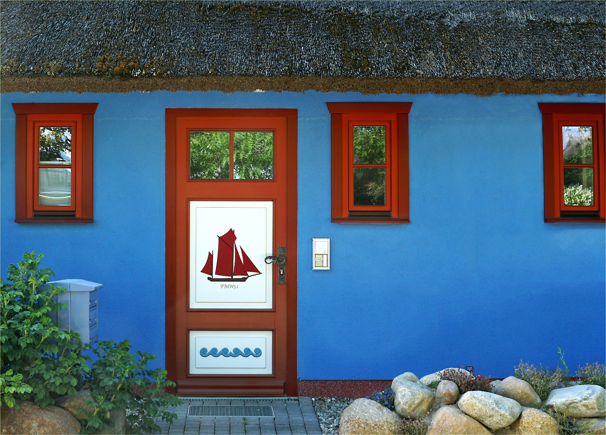 Sony 35mm F1.4 G sample photo. I see a red door photography