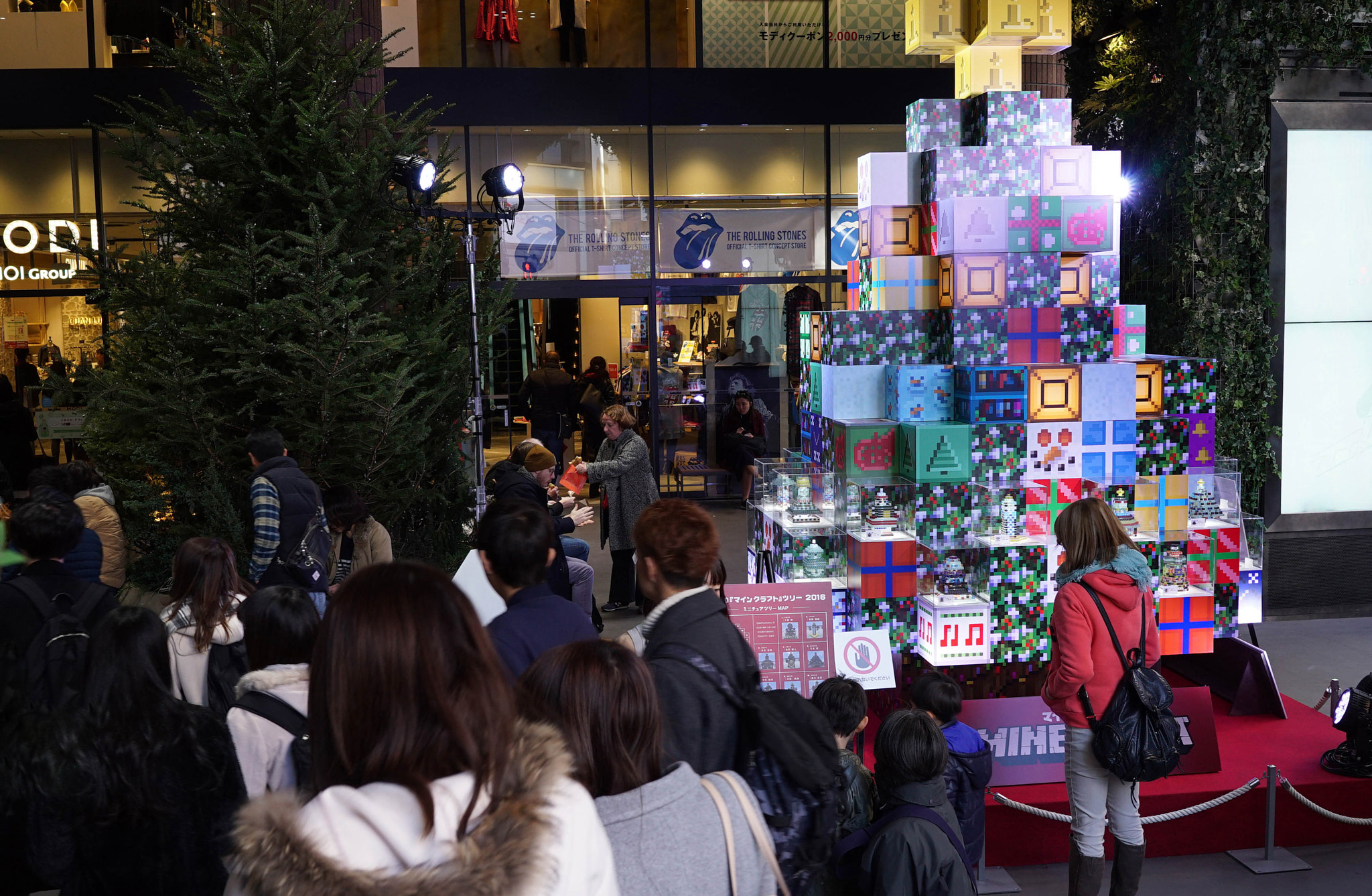 Sony a7S + Sony Sonnar T* FE 35mm F2.8 ZA sample photo. Christmas tree in shibuya photography