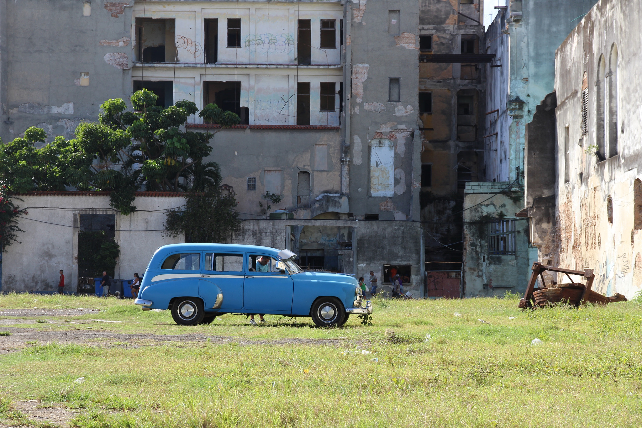 Canon EOS 600D (Rebel EOS T3i / EOS Kiss X5) + Canon EF-S 15-85mm F3.5-5.6 IS USM sample photo. Old car in a vacant lot, havana, cuba photography