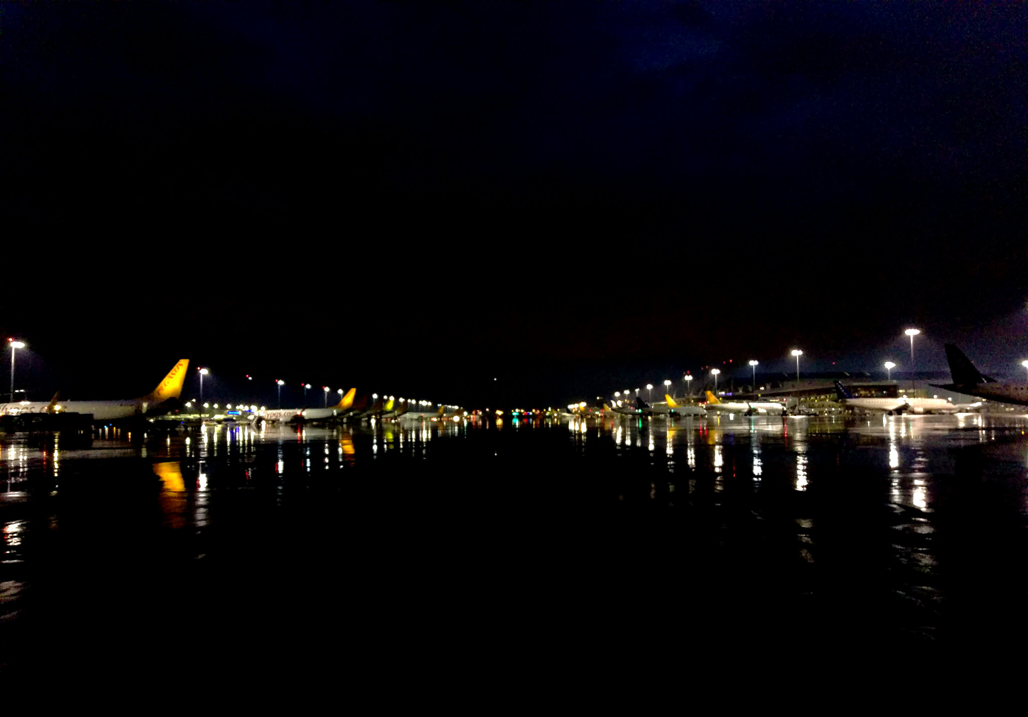 HTC M9 sample photo. Airport photography